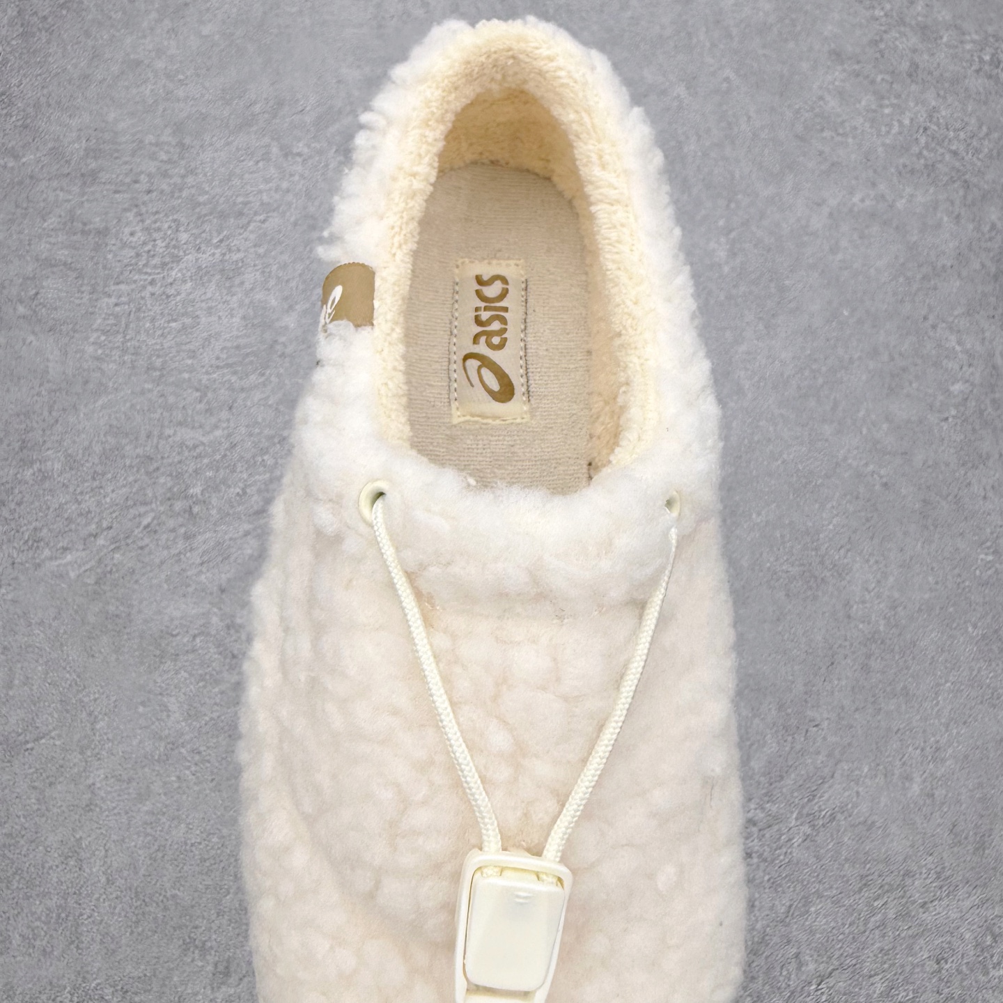 图片[5]-ASICS Gel-Sonoma WT 泰迪毛毛拖 时尚复古 一脚蹬 耐磨保暖 生活休闲鞋 男女同款 ASICS（亚瑟士）是日本实业家鬼冢喜八郎创立的跑鞋运动品牌，名字想法源自著名的拉丁谚语“AnimaSana In Corpore Sano”，意为“健全的精神寓于强健的体魄”。正如其名字的含义，ASICS亚瑟士一直坚信保持身体的健康与活力是打造健康快乐的生活方式的最佳途径。亚瑟士的跑鞋、篮球鞋等系列集专业与美貌于一身，拥有极高的热度。2016年，ASICS在“2016年日本最佳全球品牌”排行榜名列第17名。尺码：36 37 37.5 38 39 39.5 40 40.5 41.5 42 42.5 43.5 44 45-选品中心