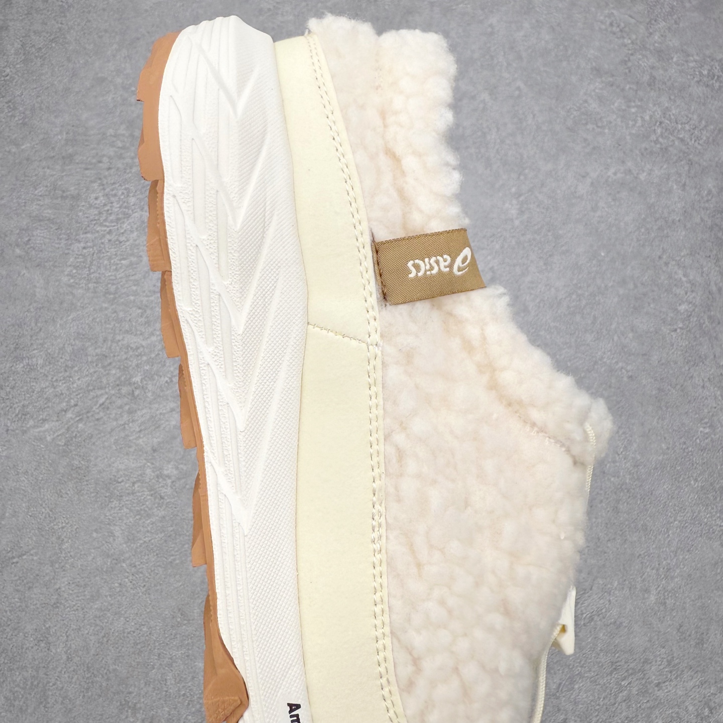 图片[6]-ASICS Gel-Sonoma WT 泰迪毛毛拖 时尚复古 一脚蹬 耐磨保暖 生活休闲鞋 男女同款 ASICS（亚瑟士）是日本实业家鬼冢喜八郎创立的跑鞋运动品牌，名字想法源自著名的拉丁谚语“AnimaSana In Corpore Sano”，意为“健全的精神寓于强健的体魄”。正如其名字的含义，ASICS亚瑟士一直坚信保持身体的健康与活力是打造健康快乐的生活方式的最佳途径。亚瑟士的跑鞋、篮球鞋等系列集专业与美貌于一身，拥有极高的热度。2016年，ASICS在“2016年日本最佳全球品牌”排行榜名列第17名。尺码：36 37 37.5 38 39 39.5 40 40.5 41.5 42 42.5 43.5 44 45-选品中心