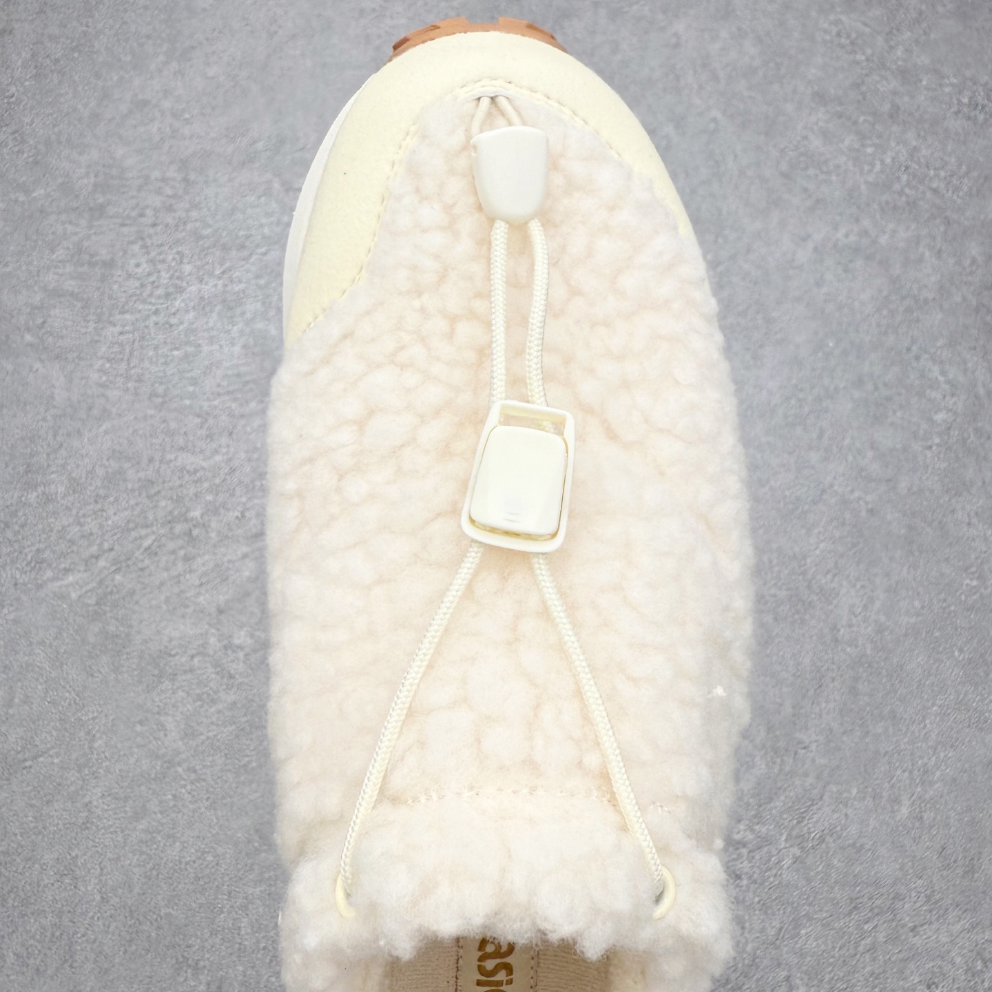 图片[4]-ASICS Gel-Sonoma WT 泰迪毛毛拖 时尚复古 一脚蹬 耐磨保暖 生活休闲鞋 男女同款 ASICS（亚瑟士）是日本实业家鬼冢喜八郎创立的跑鞋运动品牌，名字想法源自著名的拉丁谚语“AnimaSana In Corpore Sano”，意为“健全的精神寓于强健的体魄”。正如其名字的含义，ASICS亚瑟士一直坚信保持身体的健康与活力是打造健康快乐的生活方式的最佳途径。亚瑟士的跑鞋、篮球鞋等系列集专业与美貌于一身，拥有极高的热度。2016年，ASICS在“2016年日本最佳全球品牌”排行榜名列第17名。尺码：36 37 37.5 38 39 39.5 40 40.5 41.5 42 42.5 43.5 44 45-选品中心