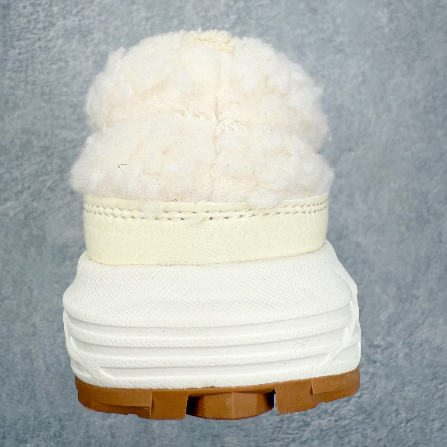 图片[8]-ASICS Gel-Sonoma WT 泰迪毛毛拖 时尚复古 一脚蹬 耐磨保暖 生活休闲鞋 男女同款 ASICS（亚瑟士）是日本实业家鬼冢喜八郎创立的跑鞋运动品牌，名字想法源自著名的拉丁谚语“AnimaSana In Corpore Sano”，意为“健全的精神寓于强健的体魄”。正如其名字的含义，ASICS亚瑟士一直坚信保持身体的健康与活力是打造健康快乐的生活方式的最佳途径。亚瑟士的跑鞋、篮球鞋等系列集专业与美貌于一身，拥有极高的热度。2016年，ASICS在“2016年日本最佳全球品牌”排行榜名列第17名。尺码：36 37 37.5 38 39 39.5 40 40.5 41.5 42 42.5 43.5 44 45-选品中心