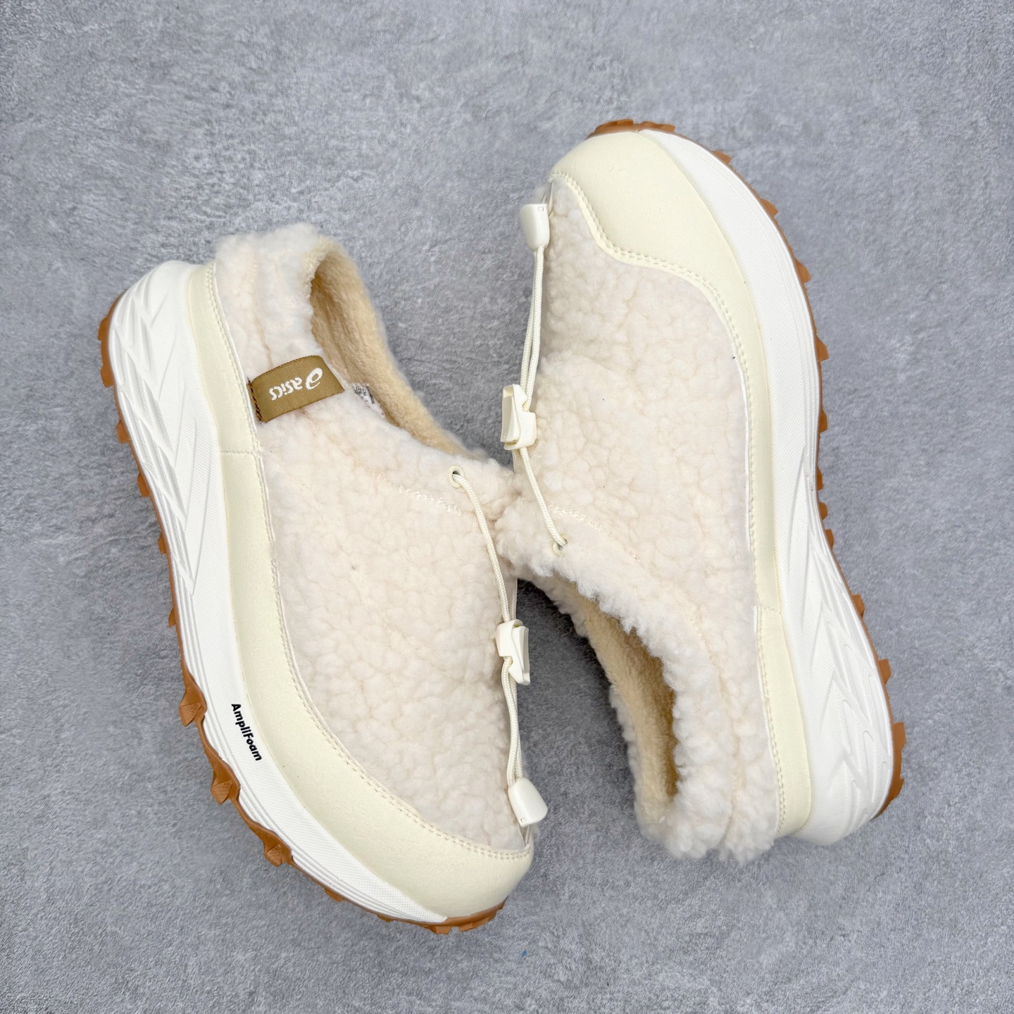 图片[3]-ASICS Gel-Sonoma WT 泰迪毛毛拖 时尚复古 一脚蹬 耐磨保暖 生活休闲鞋 男女同款 ASICS（亚瑟士）是日本实业家鬼冢喜八郎创立的跑鞋运动品牌，名字想法源自著名的拉丁谚语“AnimaSana In Corpore Sano”，意为“健全的精神寓于强健的体魄”。正如其名字的含义，ASICS亚瑟士一直坚信保持身体的健康与活力是打造健康快乐的生活方式的最佳途径。亚瑟士的跑鞋、篮球鞋等系列集专业与美貌于一身，拥有极高的热度。2016年，ASICS在“2016年日本最佳全球品牌”排行榜名列第17名。尺码：36 37 37.5 38 39 39.5 40 40.5 41.5 42 42.5 43.5 44 45-选品中心