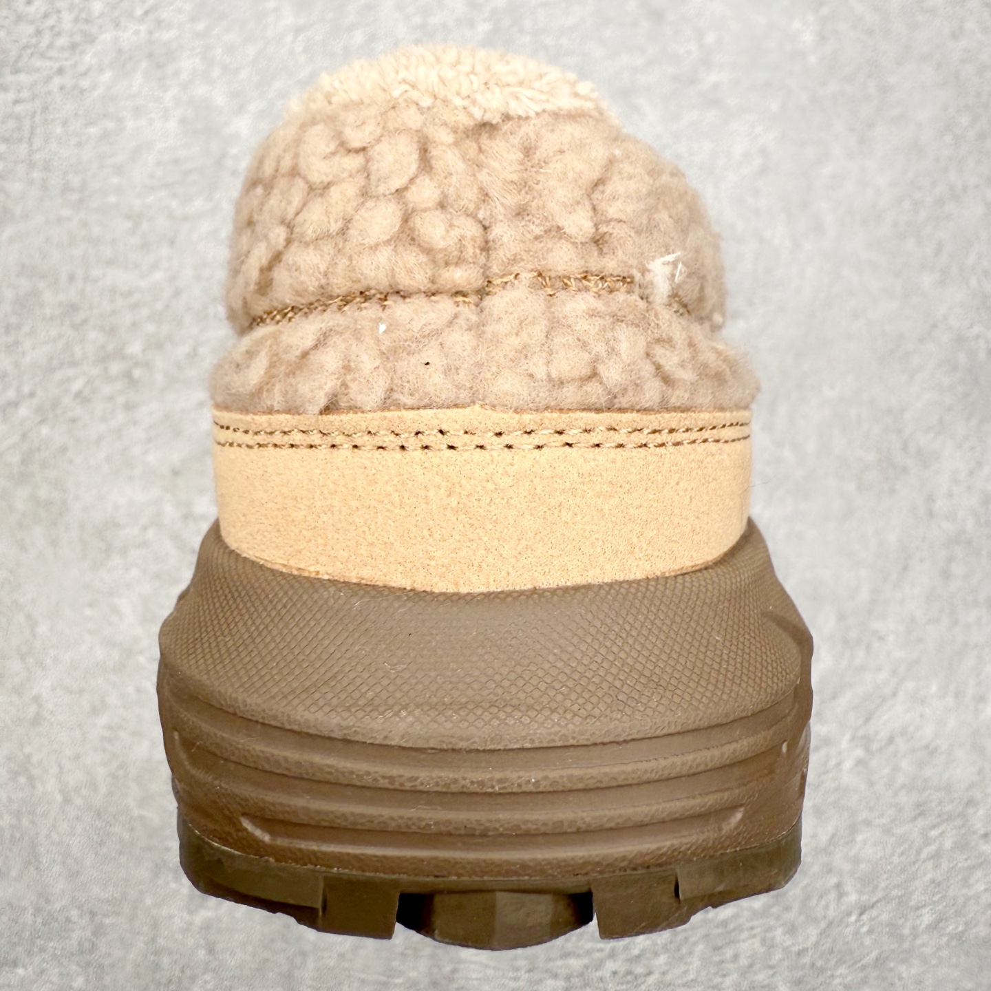 图片[8]-ASICS Gel-Sonoma WT 泰迪毛毛拖 时尚复古 一脚蹬 耐磨保暖 生活休闲鞋 男女同款 ASICS（亚瑟士）是日本实业家鬼冢喜八郎创立的跑鞋运动品牌，名字想法源自著名的拉丁谚语“AnimaSana In Corpore Sano”，意为“健全的精神寓于强健的体魄”。正如其名字的含义，ASICS亚瑟士一直坚信保持身体的健康与活力是打造健康快乐的生活方式的最佳途径。亚瑟士的跑鞋、篮球鞋等系列集专业与美貌于一身，拥有极高的热度。2016年，ASICS在“2016年日本最佳全球品牌”排行榜名列第17名。尺码：36 37 37.5 38 39 39.5 40 40.5 41.5 42 42.5 43.5 44 45-选品中心