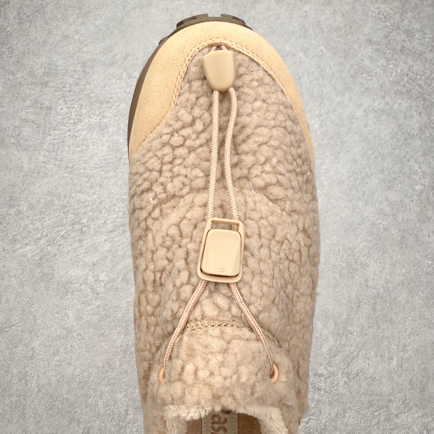 图片[4]-ASICS Gel-Sonoma WT 泰迪毛毛拖 时尚复古 一脚蹬 耐磨保暖 生活休闲鞋 男女同款 ASICS（亚瑟士）是日本实业家鬼冢喜八郎创立的跑鞋运动品牌，名字想法源自著名的拉丁谚语“AnimaSana In Corpore Sano”，意为“健全的精神寓于强健的体魄”。正如其名字的含义，ASICS亚瑟士一直坚信保持身体的健康与活力是打造健康快乐的生活方式的最佳途径。亚瑟士的跑鞋、篮球鞋等系列集专业与美貌于一身，拥有极高的热度。2016年，ASICS在“2016年日本最佳全球品牌”排行榜名列第17名。尺码：36 37 37.5 38 39 39.5 40 40.5 41.5 42 42.5 43.5 44 45-选品中心