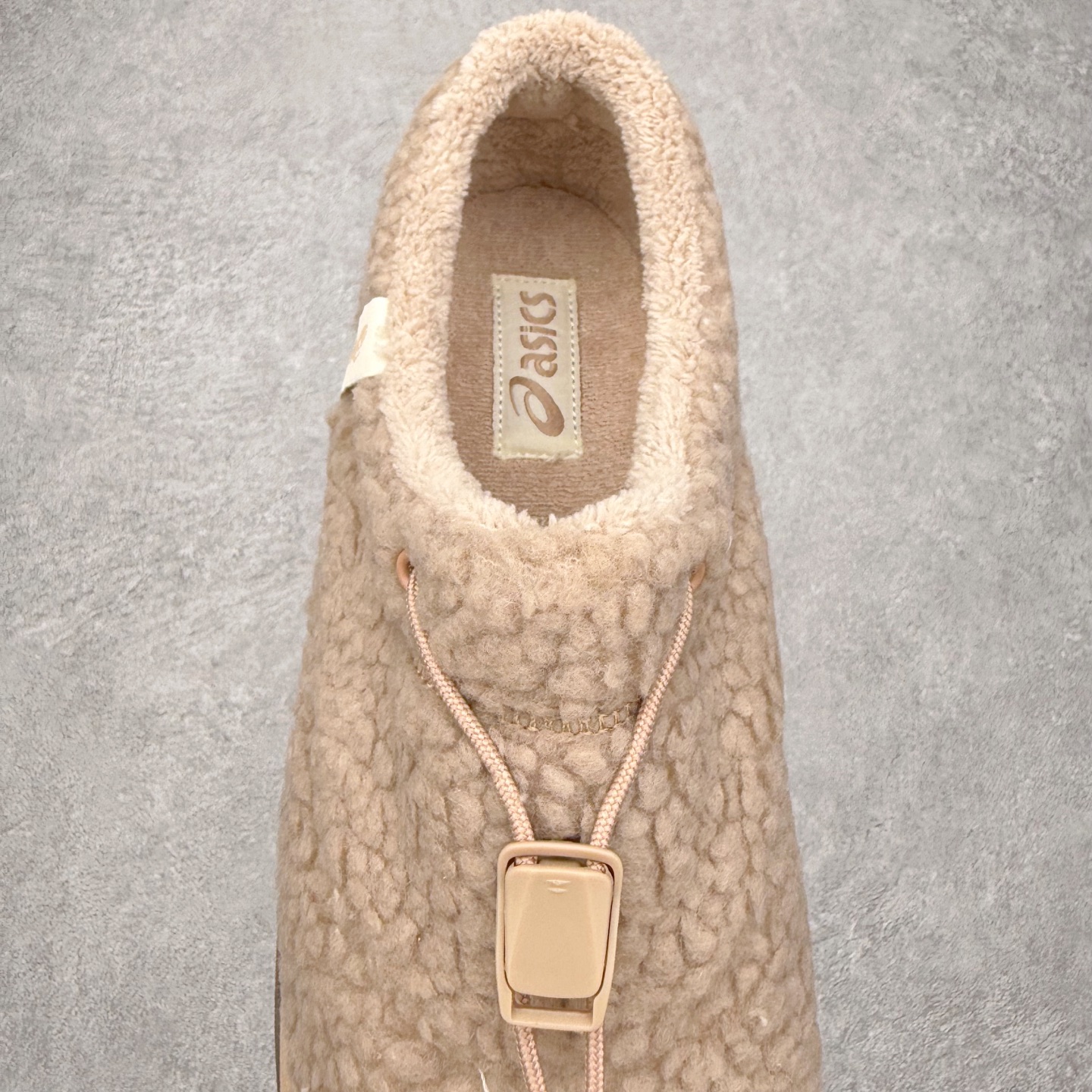 图片[5]-ASICS Gel-Sonoma WT 泰迪毛毛拖 时尚复古 一脚蹬 耐磨保暖 生活休闲鞋 男女同款 ASICS（亚瑟士）是日本实业家鬼冢喜八郎创立的跑鞋运动品牌，名字想法源自著名的拉丁谚语“AnimaSana In Corpore Sano”，意为“健全的精神寓于强健的体魄”。正如其名字的含义，ASICS亚瑟士一直坚信保持身体的健康与活力是打造健康快乐的生活方式的最佳途径。亚瑟士的跑鞋、篮球鞋等系列集专业与美貌于一身，拥有极高的热度。2016年，ASICS在“2016年日本最佳全球品牌”排行榜名列第17名。尺码：36 37 37.5 38 39 39.5 40 40.5 41.5 42 42.5 43.5 44 45-选品中心