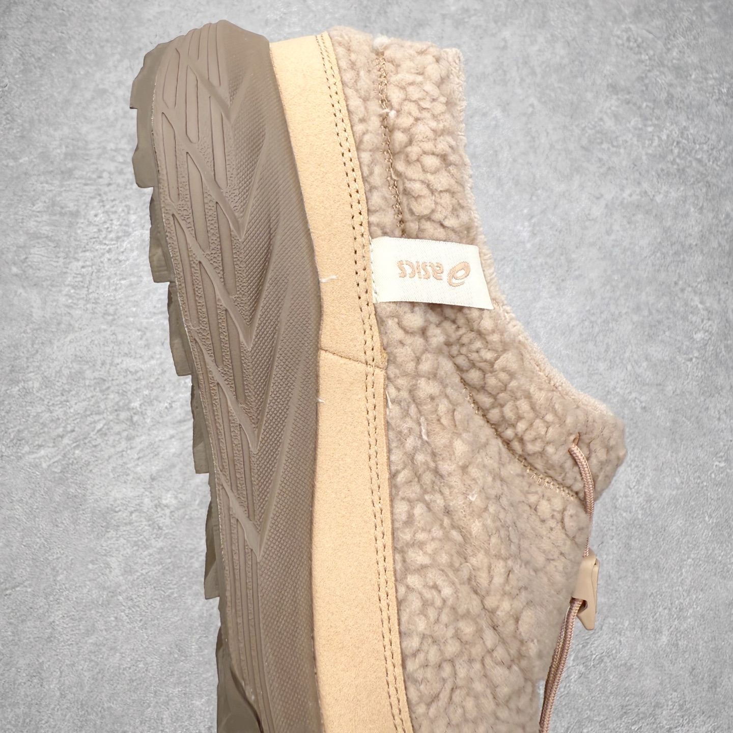 图片[6]-ASICS Gel-Sonoma WT 泰迪毛毛拖 时尚复古 一脚蹬 耐磨保暖 生活休闲鞋 男女同款 ASICS（亚瑟士）是日本实业家鬼冢喜八郎创立的跑鞋运动品牌，名字想法源自著名的拉丁谚语“AnimaSana In Corpore Sano”，意为“健全的精神寓于强健的体魄”。正如其名字的含义，ASICS亚瑟士一直坚信保持身体的健康与活力是打造健康快乐的生活方式的最佳途径。亚瑟士的跑鞋、篮球鞋等系列集专业与美貌于一身，拥有极高的热度。2016年，ASICS在“2016年日本最佳全球品牌”排行榜名列第17名。尺码：36 37 37.5 38 39 39.5 40 40.5 41.5 42 42.5 43.5 44 45-选品中心