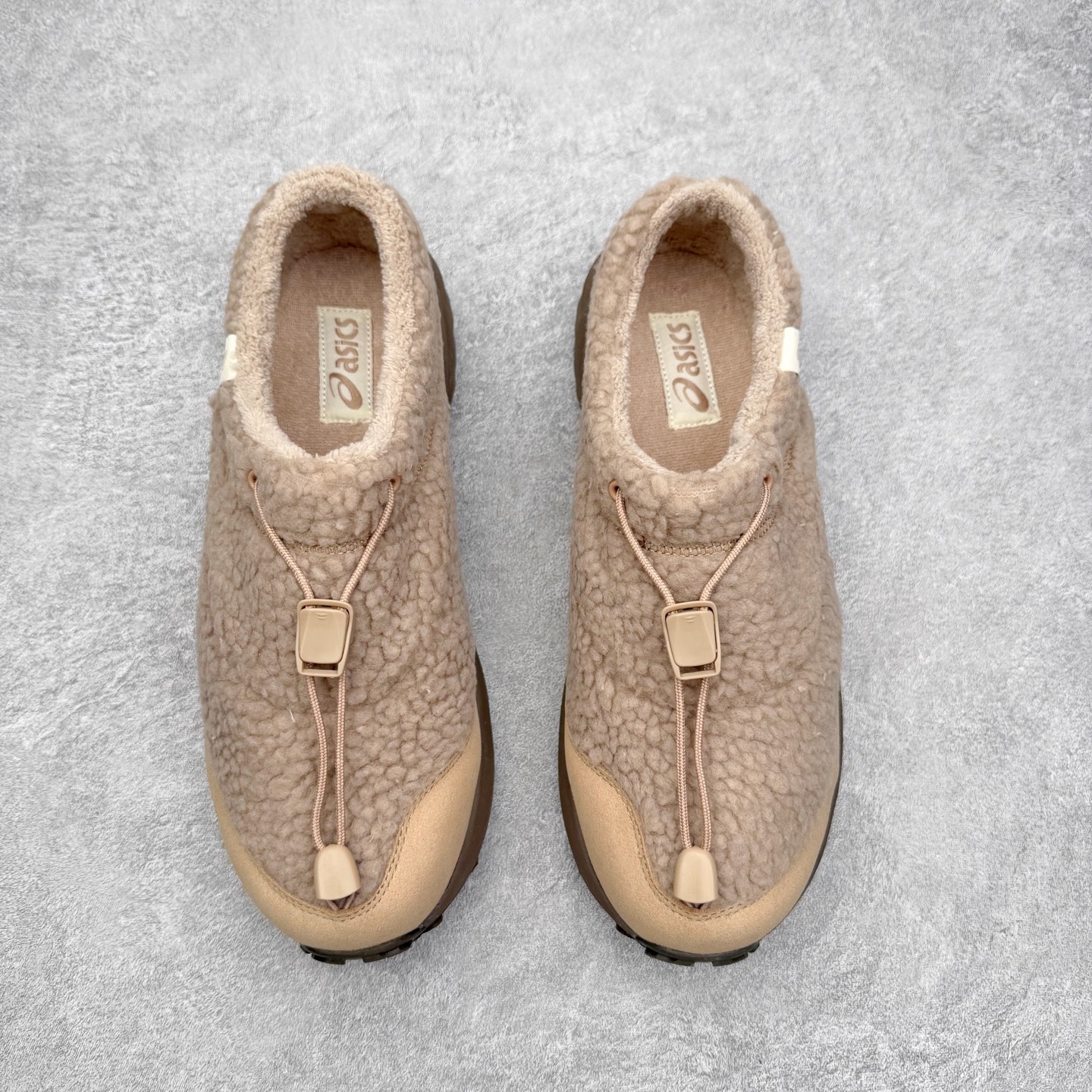 图片[2]-ASICS Gel-Sonoma WT 泰迪毛毛拖 时尚复古 一脚蹬 耐磨保暖 生活休闲鞋 男女同款 ASICS（亚瑟士）是日本实业家鬼冢喜八郎创立的跑鞋运动品牌，名字想法源自著名的拉丁谚语“AnimaSana In Corpore Sano”，意为“健全的精神寓于强健的体魄”。正如其名字的含义，ASICS亚瑟士一直坚信保持身体的健康与活力是打造健康快乐的生活方式的最佳途径。亚瑟士的跑鞋、篮球鞋等系列集专业与美貌于一身，拥有极高的热度。2016年，ASICS在“2016年日本最佳全球品牌”排行榜名列第17名。尺码：36 37 37.5 38 39 39.5 40 40.5 41.5 42 42.5 43.5 44 45-选品中心