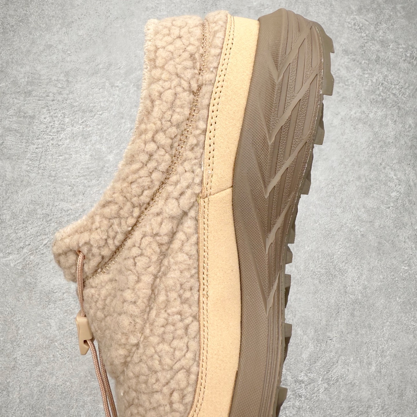 图片[7]-ASICS Gel-Sonoma WT 泰迪毛毛拖 时尚复古 一脚蹬 耐磨保暖 生活休闲鞋 男女同款 ASICS（亚瑟士）是日本实业家鬼冢喜八郎创立的跑鞋运动品牌，名字想法源自著名的拉丁谚语“AnimaSana In Corpore Sano”，意为“健全的精神寓于强健的体魄”。正如其名字的含义，ASICS亚瑟士一直坚信保持身体的健康与活力是打造健康快乐的生活方式的最佳途径。亚瑟士的跑鞋、篮球鞋等系列集专业与美貌于一身，拥有极高的热度。2016年，ASICS在“2016年日本最佳全球品牌”排行榜名列第17名。尺码：36 37 37.5 38 39 39.5 40 40.5 41.5 42 42.5 43.5 44 45-选品中心