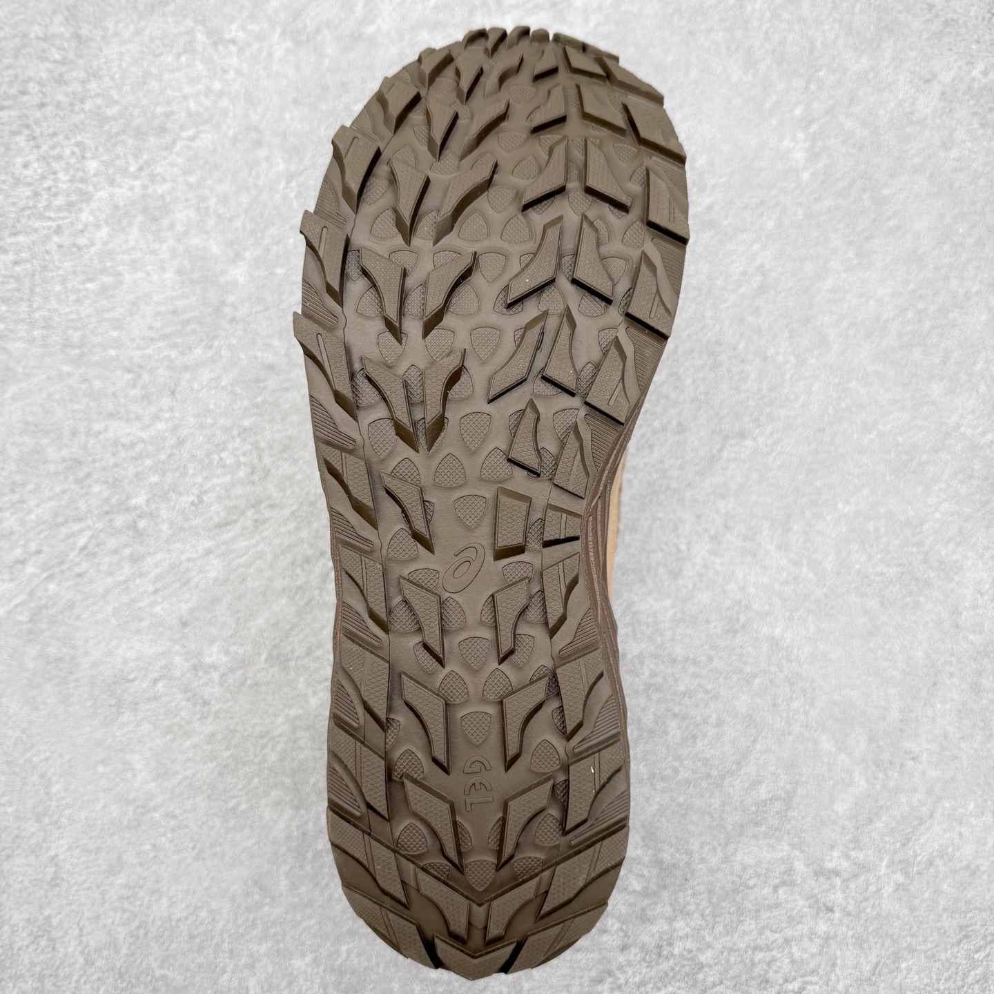 图片[9]-ASICS Gel-Sonoma WT 泰迪毛毛拖 时尚复古 一脚蹬 耐磨保暖 生活休闲鞋 男女同款 ASICS（亚瑟士）是日本实业家鬼冢喜八郎创立的跑鞋运动品牌，名字想法源自著名的拉丁谚语“AnimaSana In Corpore Sano”，意为“健全的精神寓于强健的体魄”。正如其名字的含义，ASICS亚瑟士一直坚信保持身体的健康与活力是打造健康快乐的生活方式的最佳途径。亚瑟士的跑鞋、篮球鞋等系列集专业与美貌于一身，拥有极高的热度。2016年，ASICS在“2016年日本最佳全球品牌”排行榜名列第17名。尺码：36 37 37.5 38 39 39.5 40 40.5 41.5 42 42.5 43.5 44 45-选品中心