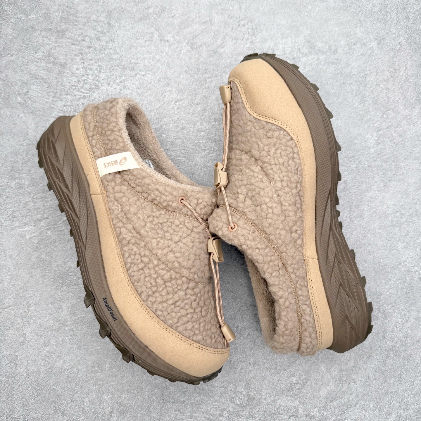 图片[3]-ASICS Gel-Sonoma WT 泰迪毛毛拖 时尚复古 一脚蹬 耐磨保暖 生活休闲鞋 男女同款 ASICS（亚瑟士）是日本实业家鬼冢喜八郎创立的跑鞋运动品牌，名字想法源自著名的拉丁谚语“AnimaSana In Corpore Sano”，意为“健全的精神寓于强健的体魄”。正如其名字的含义，ASICS亚瑟士一直坚信保持身体的健康与活力是打造健康快乐的生活方式的最佳途径。亚瑟士的跑鞋、篮球鞋等系列集专业与美貌于一身，拥有极高的热度。2016年，ASICS在“2016年日本最佳全球品牌”排行榜名列第17名。尺码：36 37 37.5 38 39 39.5 40 40.5 41.5 42 42.5 43.5 44 45-选品中心