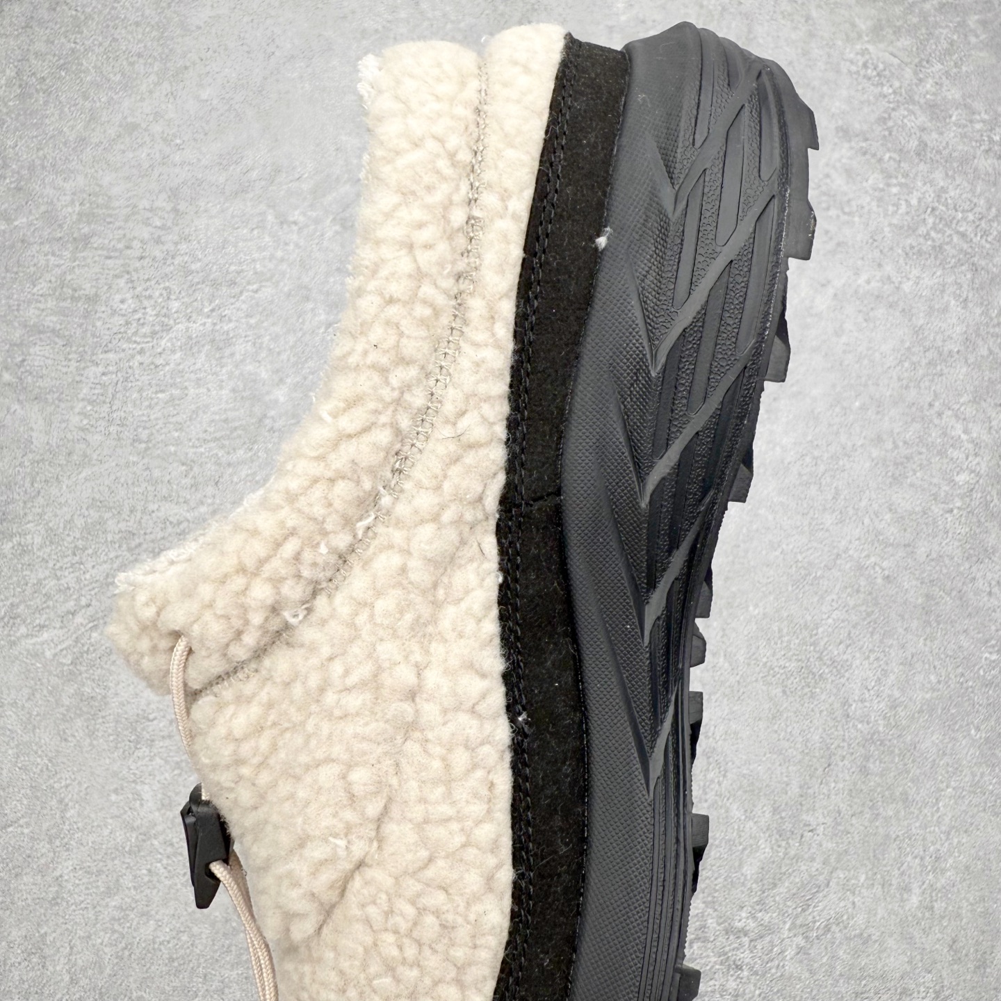 图片[7]-ASICS Gel-Sonoma WT 泰迪毛毛拖 时尚复古 一脚蹬 耐磨保暖 生活休闲鞋 男女同款 ASICS（亚瑟士）是日本实业家鬼冢喜八郎创立的跑鞋运动品牌，名字想法源自著名的拉丁谚语“AnimaSana In Corpore Sano”，意为“健全的精神寓于强健的体魄”。正如其名字的含义，ASICS亚瑟士一直坚信保持身体的健康与活力是打造健康快乐的生活方式的最佳途径。亚瑟士的跑鞋、篮球鞋等系列集专业与美貌于一身，拥有极高的热度。2016年，ASICS在“2016年日本最佳全球品牌”排行榜名列第17名。尺码：36 37 37.5 38 39 39.5 40 40.5 41.5 42 42.5 43.5 44 45-选品中心