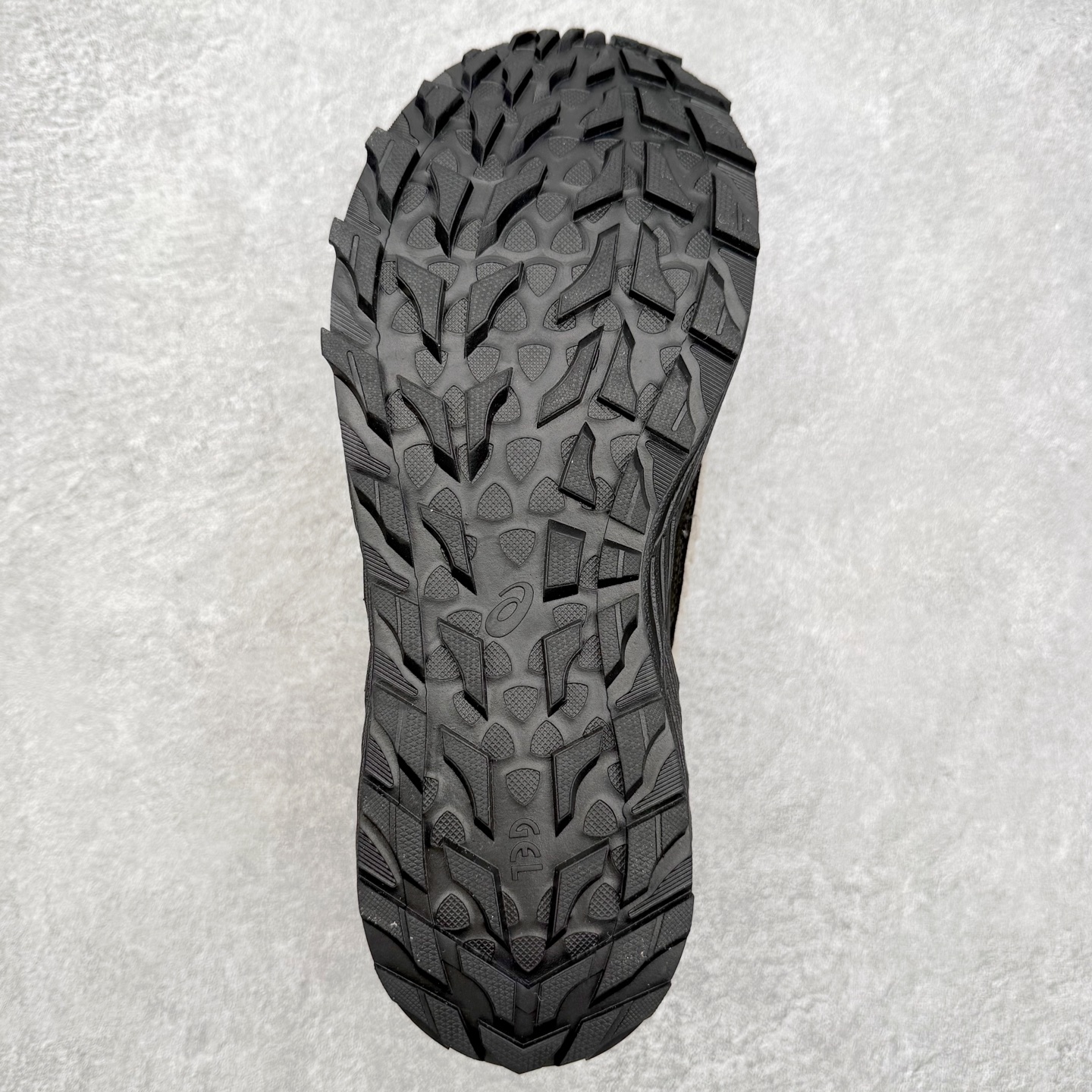 图片[9]-ASICS Gel-Sonoma WT 泰迪毛毛拖 时尚复古 一脚蹬 耐磨保暖 生活休闲鞋 男女同款 ASICS（亚瑟士）是日本实业家鬼冢喜八郎创立的跑鞋运动品牌，名字想法源自著名的拉丁谚语“AnimaSana In Corpore Sano”，意为“健全的精神寓于强健的体魄”。正如其名字的含义，ASICS亚瑟士一直坚信保持身体的健康与活力是打造健康快乐的生活方式的最佳途径。亚瑟士的跑鞋、篮球鞋等系列集专业与美貌于一身，拥有极高的热度。2016年，ASICS在“2016年日本最佳全球品牌”排行榜名列第17名。尺码：36 37 37.5 38 39 39.5 40 40.5 41.5 42 42.5 43.5 44 45-选品中心