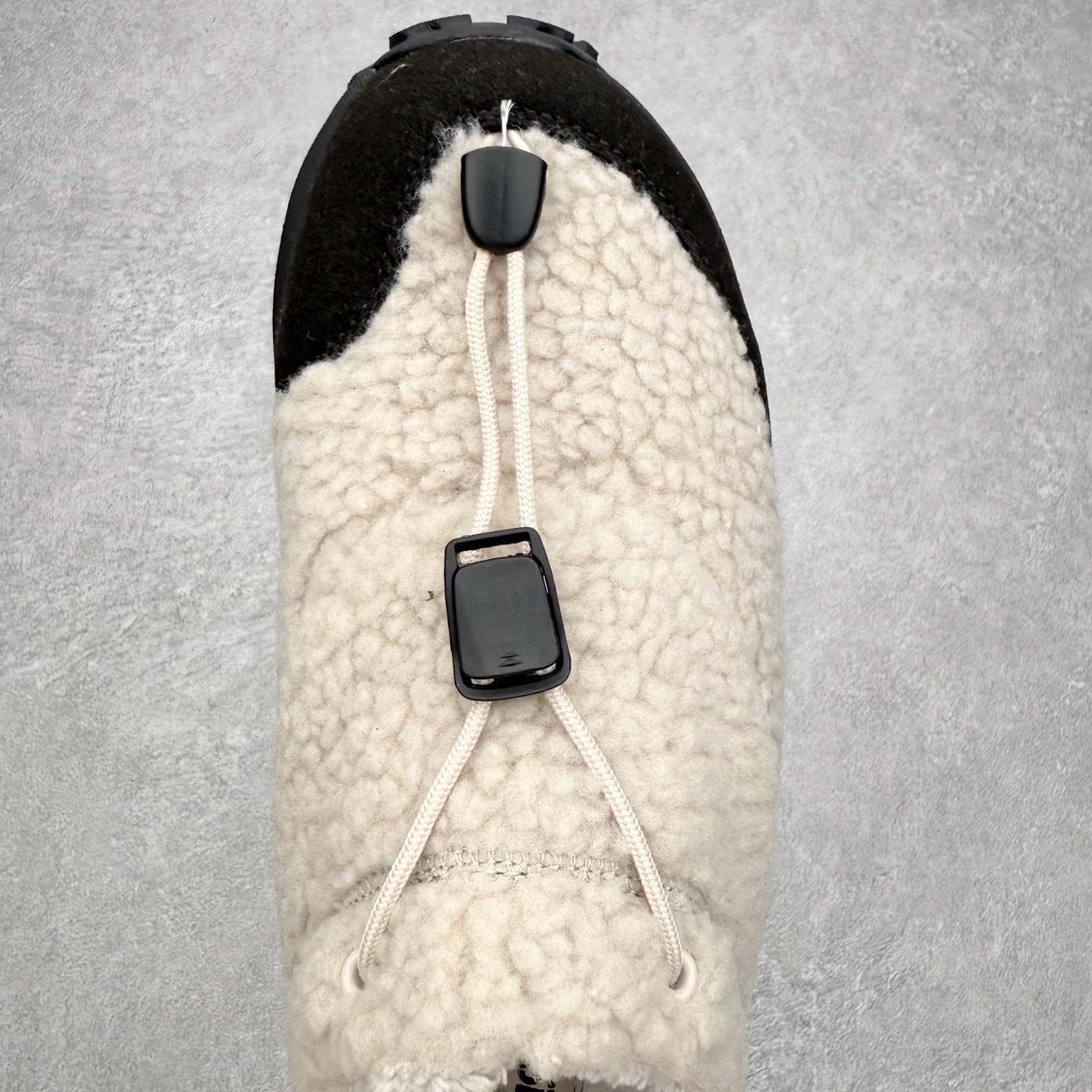 图片[4]-ASICS Gel-Sonoma WT 泰迪毛毛拖 时尚复古 一脚蹬 耐磨保暖 生活休闲鞋 男女同款 ASICS（亚瑟士）是日本实业家鬼冢喜八郎创立的跑鞋运动品牌，名字想法源自著名的拉丁谚语“AnimaSana In Corpore Sano”，意为“健全的精神寓于强健的体魄”。正如其名字的含义，ASICS亚瑟士一直坚信保持身体的健康与活力是打造健康快乐的生活方式的最佳途径。亚瑟士的跑鞋、篮球鞋等系列集专业与美貌于一身，拥有极高的热度。2016年，ASICS在“2016年日本最佳全球品牌”排行榜名列第17名。尺码：36 37 37.5 38 39 39.5 40 40.5 41.5 42 42.5 43.5 44 45-选品中心