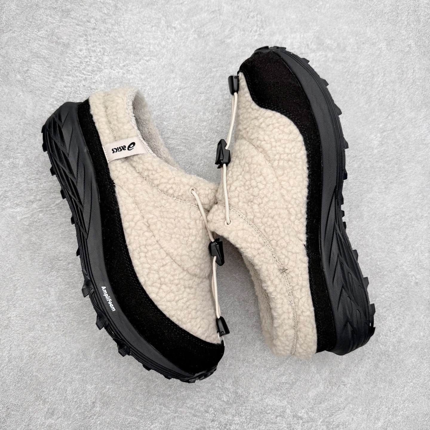 图片[3]-ASICS Gel-Sonoma WT 泰迪毛毛拖 时尚复古 一脚蹬 耐磨保暖 生活休闲鞋 男女同款 ASICS（亚瑟士）是日本实业家鬼冢喜八郎创立的跑鞋运动品牌，名字想法源自著名的拉丁谚语“AnimaSana In Corpore Sano”，意为“健全的精神寓于强健的体魄”。正如其名字的含义，ASICS亚瑟士一直坚信保持身体的健康与活力是打造健康快乐的生活方式的最佳途径。亚瑟士的跑鞋、篮球鞋等系列集专业与美貌于一身，拥有极高的热度。2016年，ASICS在“2016年日本最佳全球品牌”排行榜名列第17名。尺码：36 37 37.5 38 39 39.5 40 40.5 41.5 42 42.5 43.5 44 45-选品中心