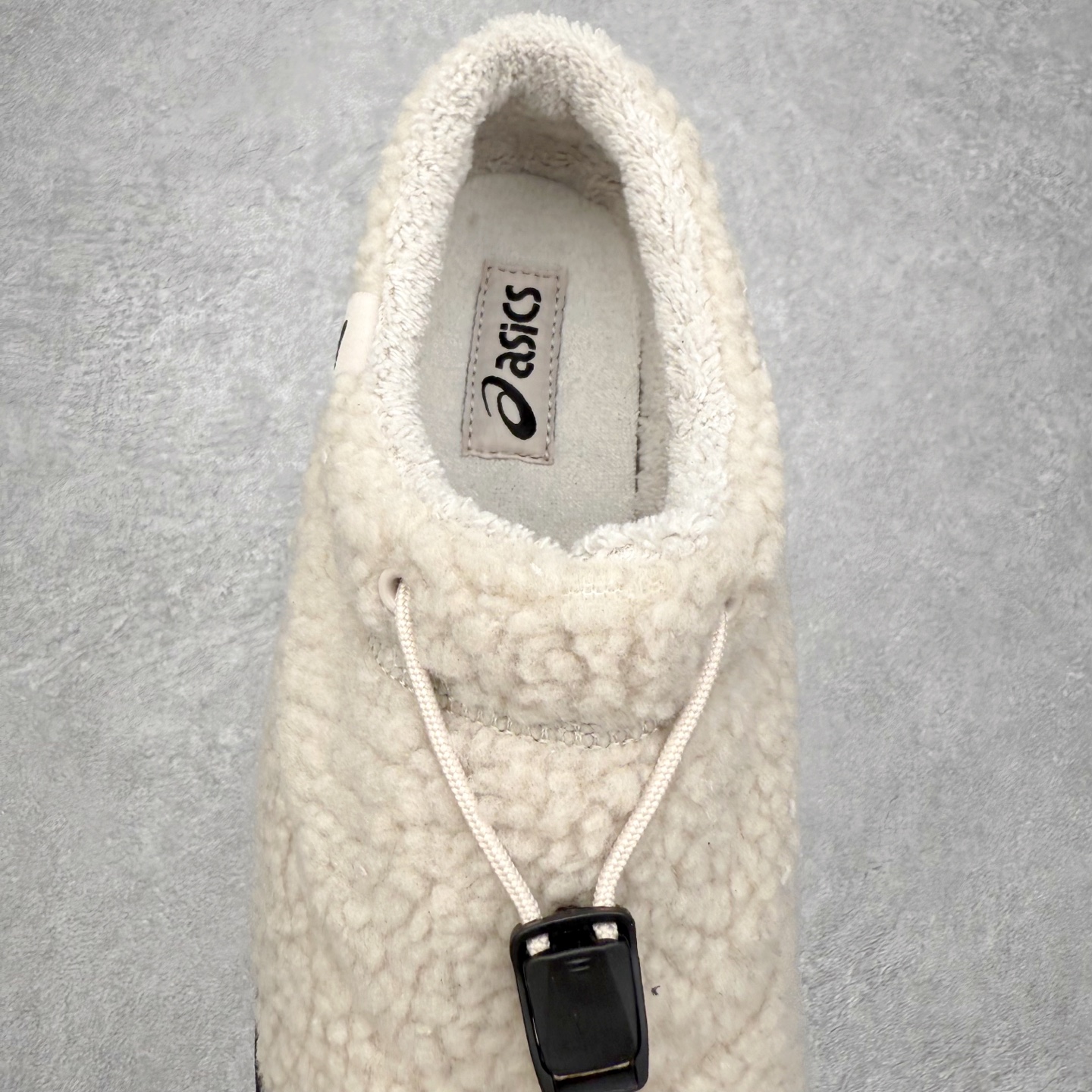 图片[5]-ASICS Gel-Sonoma WT 泰迪毛毛拖 时尚复古 一脚蹬 耐磨保暖 生活休闲鞋 男女同款 ASICS（亚瑟士）是日本实业家鬼冢喜八郎创立的跑鞋运动品牌，名字想法源自著名的拉丁谚语“AnimaSana In Corpore Sano”，意为“健全的精神寓于强健的体魄”。正如其名字的含义，ASICS亚瑟士一直坚信保持身体的健康与活力是打造健康快乐的生活方式的最佳途径。亚瑟士的跑鞋、篮球鞋等系列集专业与美貌于一身，拥有极高的热度。2016年，ASICS在“2016年日本最佳全球品牌”排行榜名列第17名。尺码：36 37 37.5 38 39 39.5 40 40.5 41.5 42 42.5 43.5 44 45-选品中心