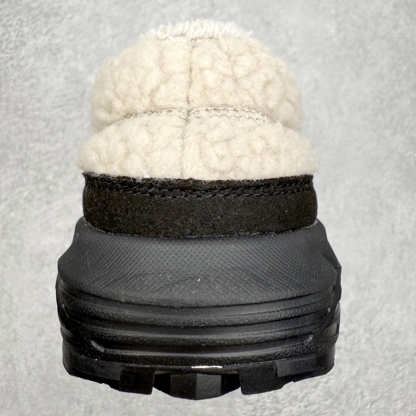 图片[8]-ASICS Gel-Sonoma WT 泰迪毛毛拖 时尚复古 一脚蹬 耐磨保暖 生活休闲鞋 男女同款 ASICS（亚瑟士）是日本实业家鬼冢喜八郎创立的跑鞋运动品牌，名字想法源自著名的拉丁谚语“AnimaSana In Corpore Sano”，意为“健全的精神寓于强健的体魄”。正如其名字的含义，ASICS亚瑟士一直坚信保持身体的健康与活力是打造健康快乐的生活方式的最佳途径。亚瑟士的跑鞋、篮球鞋等系列集专业与美貌于一身，拥有极高的热度。2016年，ASICS在“2016年日本最佳全球品牌”排行榜名列第17名。尺码：36 37 37.5 38 39 39.5 40 40.5 41.5 42 42.5 43.5 44 45-选品中心