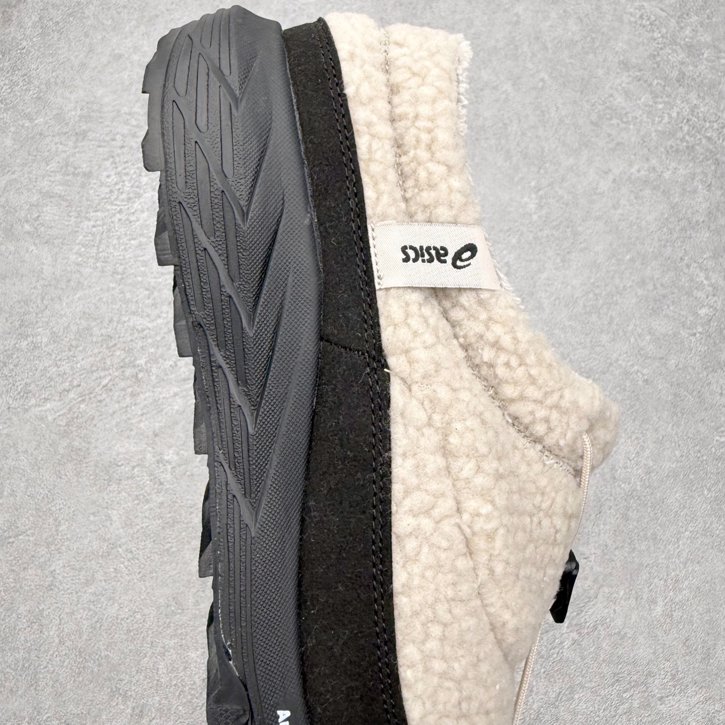 图片[6]-ASICS Gel-Sonoma WT 泰迪毛毛拖 时尚复古 一脚蹬 耐磨保暖 生活休闲鞋 男女同款 ASICS（亚瑟士）是日本实业家鬼冢喜八郎创立的跑鞋运动品牌，名字想法源自著名的拉丁谚语“AnimaSana In Corpore Sano”，意为“健全的精神寓于强健的体魄”。正如其名字的含义，ASICS亚瑟士一直坚信保持身体的健康与活力是打造健康快乐的生活方式的最佳途径。亚瑟士的跑鞋、篮球鞋等系列集专业与美貌于一身，拥有极高的热度。2016年，ASICS在“2016年日本最佳全球品牌”排行榜名列第17名。尺码：36 37 37.5 38 39 39.5 40 40.5 41.5 42 42.5 43.5 44 45-选品中心