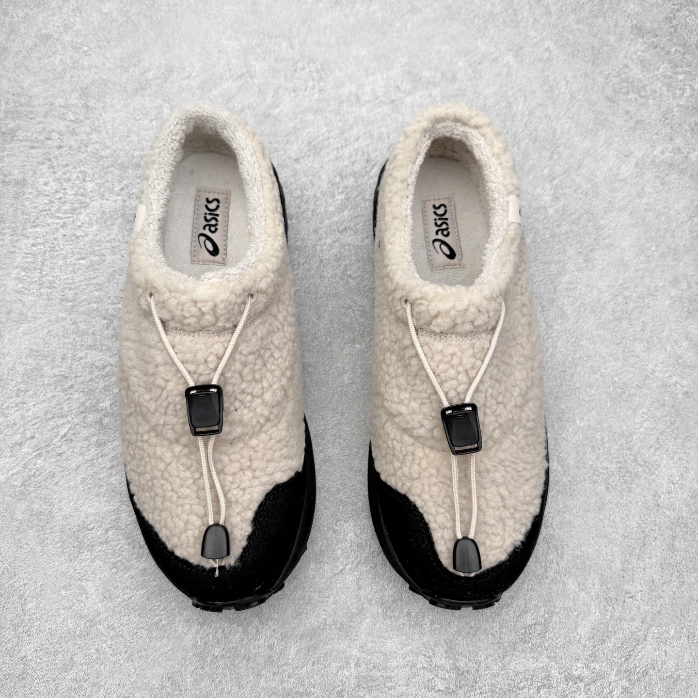 图片[2]-ASICS Gel-Sonoma WT 泰迪毛毛拖 时尚复古 一脚蹬 耐磨保暖 生活休闲鞋 男女同款 ASICS（亚瑟士）是日本实业家鬼冢喜八郎创立的跑鞋运动品牌，名字想法源自著名的拉丁谚语“AnimaSana In Corpore Sano”，意为“健全的精神寓于强健的体魄”。正如其名字的含义，ASICS亚瑟士一直坚信保持身体的健康与活力是打造健康快乐的生活方式的最佳途径。亚瑟士的跑鞋、篮球鞋等系列集专业与美貌于一身，拥有极高的热度。2016年，ASICS在“2016年日本最佳全球品牌”排行榜名列第17名。尺码：36 37 37.5 38 39 39.5 40 40.5 41.5 42 42.5 43.5 44 45-选品中心