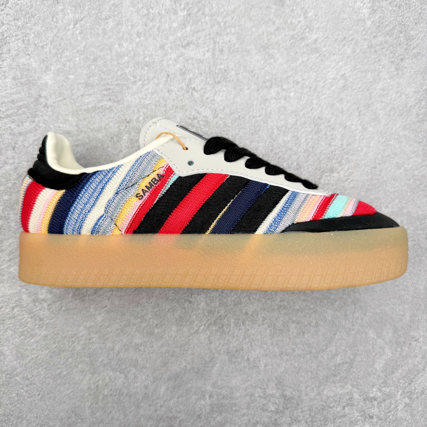 图片[2]-＃福利特价 AD Samba XLG 桑巴舞加大厚底版系列德训风百搭松糕休闲运动板鞋生胶底 自Originals Samba成功借势Blokecore风潮一跃成为街头巷尾的焦点鞋款后,不论是围绕Samba本身打造的各式「变种版本」,还是以Samba为蓝本打造联名鞋款,都成为了时尚潮流人士日常穿搭首选。Samba XLG是adidas Originals不断扩展XLG系列的一部分,旨在与年轻文化相契合,迎合那些希望通过个性时尚表达自我而不愿牺牲舒适度的年轻群体。街头时尚领域的Gen Z特别偏爱宽松的穿着风格。Samba XLG针对这一点做了创新。它在延续Samba OG经典设计的基础上,迎合年轻群体的穿着习惯,重塑为宽大的鞋身比例轮廓以及加厚中底,让消费者轻松展示自己独特的风格。全新的Samba XLG系列不仅迎合了当下年轻群体的穿搭习惯,加宽了鞋身比例以及将中底进一步增厚,在视觉比例上更加饱满,同时还保留了经典Samba的细节,这样一来,鞋迷朋友在穿搭上不仅能更加个性化,而且还能延续一定的复古感受。尺码：36 36⅔ 37⅓ 38 38⅔ 39⅓ 40 40⅔ 41⅓ 42 42⅔ 43⅓ 44 45-选品中心