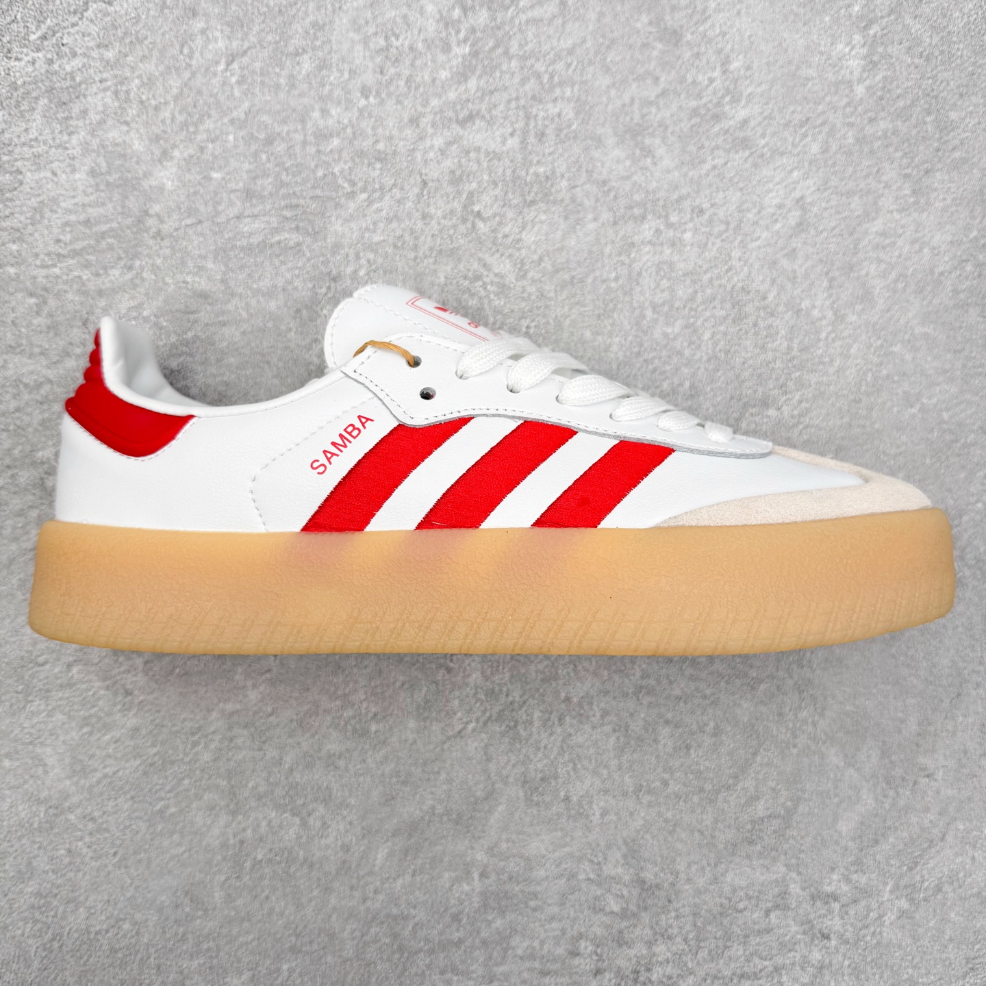 ＃福利特价 AD Samba XLG 桑巴舞加大厚底版系列德训风百搭松糕休闲运动板鞋生胶底 自Originals Samba成功借势Blokecore风潮一跃成为街头巷尾的焦点鞋款后,不论是围绕Samba本身打造的各式「变种版本」,还是以Samba为蓝本打造联名鞋款,都成为了时尚潮流人士日常穿搭首选。Samba XLG是adidas Originals不断扩展XLG系列的一部分,旨在与年轻文化相契合,迎合那些希望通过个性时尚表达自我而不愿牺牲舒适度的年轻群体。街头时尚领域的Gen Z特别偏爱宽松的穿着风格。Samba XLG针对这一点做了创新。它在延续Samba OG经典设计的基础上,迎合年轻群体的穿着习惯,重塑为宽大的鞋身比例轮廓以及加厚中底,让消费者轻松展示自己独特的风格。全新的Samba XLG系列不仅迎合了当下年轻群体的穿搭习惯,加宽了鞋身比例以及将中底进一步增厚,在视觉比例上更加饱满,同时还保留了经典Samba的细节,这样一来,鞋迷朋友在穿搭上不仅能更加个性化,而且还能延续一定的复古感受。尺码：36 36⅔ 37⅓ 38 38⅔ 39⅓ 40 40⅔ 41⅓ 42 42⅔ 43⅓ 44 45-选品中心