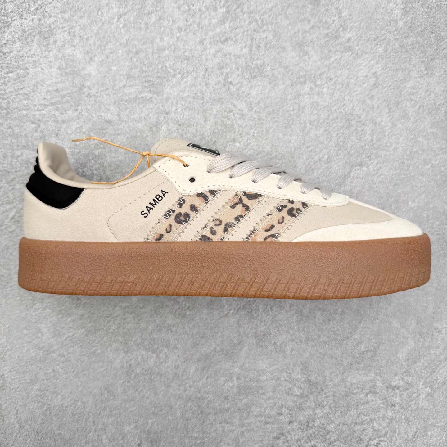 图片[3]-＃福利特价 AD Samba XLG 桑巴舞加大厚底版系列德训风百搭松糕休闲运动板鞋生胶底 自Originals Samba成功借势Blokecore风潮一跃成为街头巷尾的焦点鞋款后,不论是围绕Samba本身打造的各式「变种版本」,还是以Samba为蓝本打造联名鞋款,都成为了时尚潮流人士日常穿搭首选。Samba XLG是adidas Originals不断扩展XLG系列的一部分,旨在与年轻文化相契合,迎合那些希望通过个性时尚表达自我而不愿牺牲舒适度的年轻群体。街头时尚领域的Gen Z特别偏爱宽松的穿着风格。Samba XLG针对这一点做了创新。它在延续Samba OG经典设计的基础上,迎合年轻群体的穿着习惯,重塑为宽大的鞋身比例轮廓以及加厚中底,让消费者轻松展示自己独特的风格。全新的Samba XLG系列不仅迎合了当下年轻群体的穿搭习惯,加宽了鞋身比例以及将中底进一步增厚,在视觉比例上更加饱满,同时还保留了经典Samba的细节,这样一来,鞋迷朋友在穿搭上不仅能更加个性化,而且还能延续一定的复古感受。尺码：36 36⅔ 37⅓ 38 38⅔ 39⅓ 40 40⅔ 41⅓ 42 42⅔ 43⅓ 44 45-选品中心