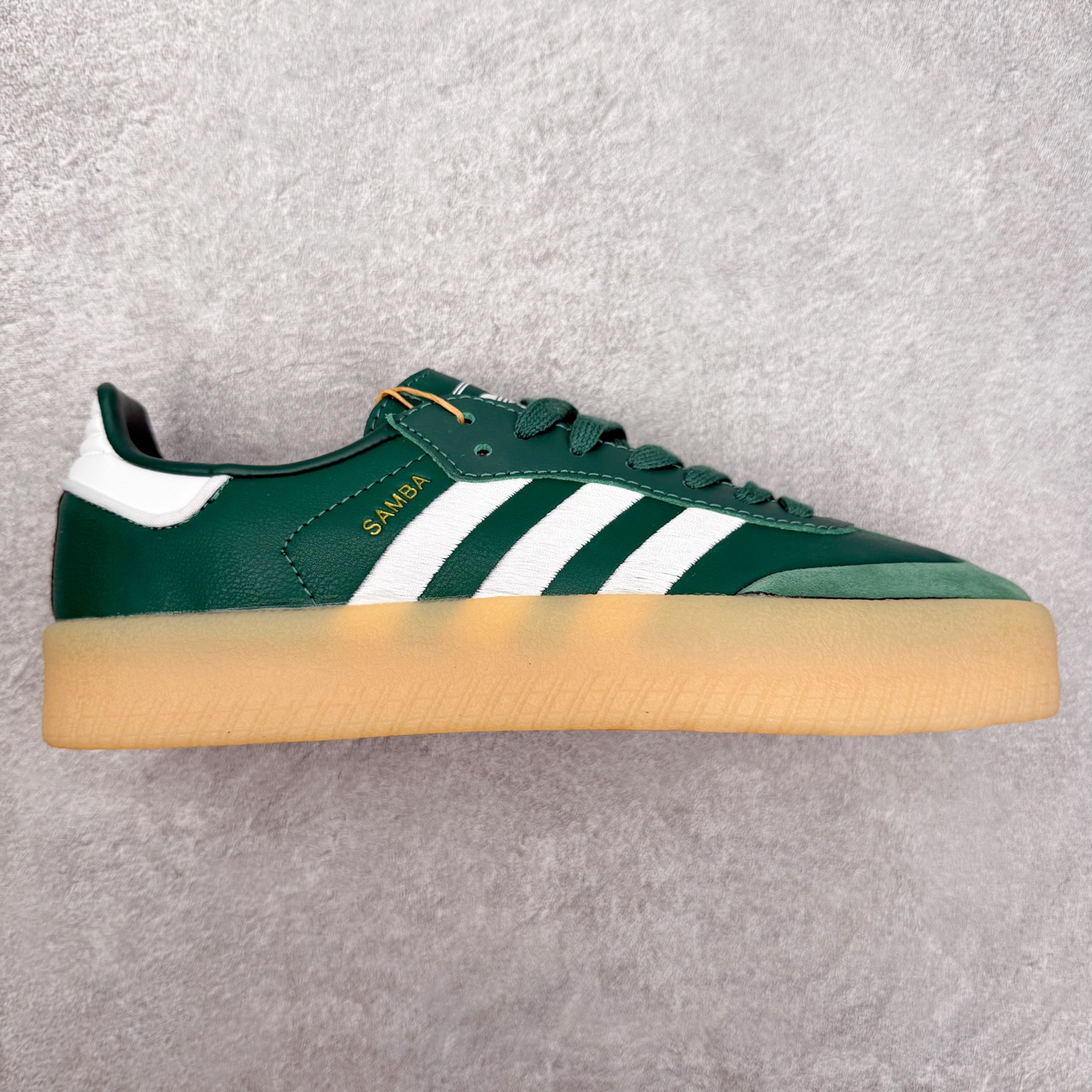 图片[10]-＃福利特价 AD Samba XLG 桑巴舞加大厚底版系列德训风百搭松糕休闲运动板鞋生胶底 自Originals Samba成功借势Blokecore风潮一跃成为街头巷尾的焦点鞋款后,不论是围绕Samba本身打造的各式「变种版本」,还是以Samba为蓝本打造联名鞋款,都成为了时尚潮流人士日常穿搭首选。Samba XLG是adidas Originals不断扩展XLG系列的一部分,旨在与年轻文化相契合,迎合那些希望通过个性时尚表达自我而不愿牺牲舒适度的年轻群体。街头时尚领域的Gen Z特别偏爱宽松的穿着风格。Samba XLG针对这一点做了创新。它在延续Samba OG经典设计的基础上,迎合年轻群体的穿着习惯,重塑为宽大的鞋身比例轮廓以及加厚中底,让消费者轻松展示自己独特的风格。全新的Samba XLG系列不仅迎合了当下年轻群体的穿搭习惯,加宽了鞋身比例以及将中底进一步增厚,在视觉比例上更加饱满,同时还保留了经典Samba的细节,这样一来,鞋迷朋友在穿搭上不仅能更加个性化,而且还能延续一定的复古感受。尺码：36 36⅔ 37⅓ 38 38⅔ 39⅓ 40 40⅔ 41⅓ 42 42⅔ 43⅓ 44 45-选品中心