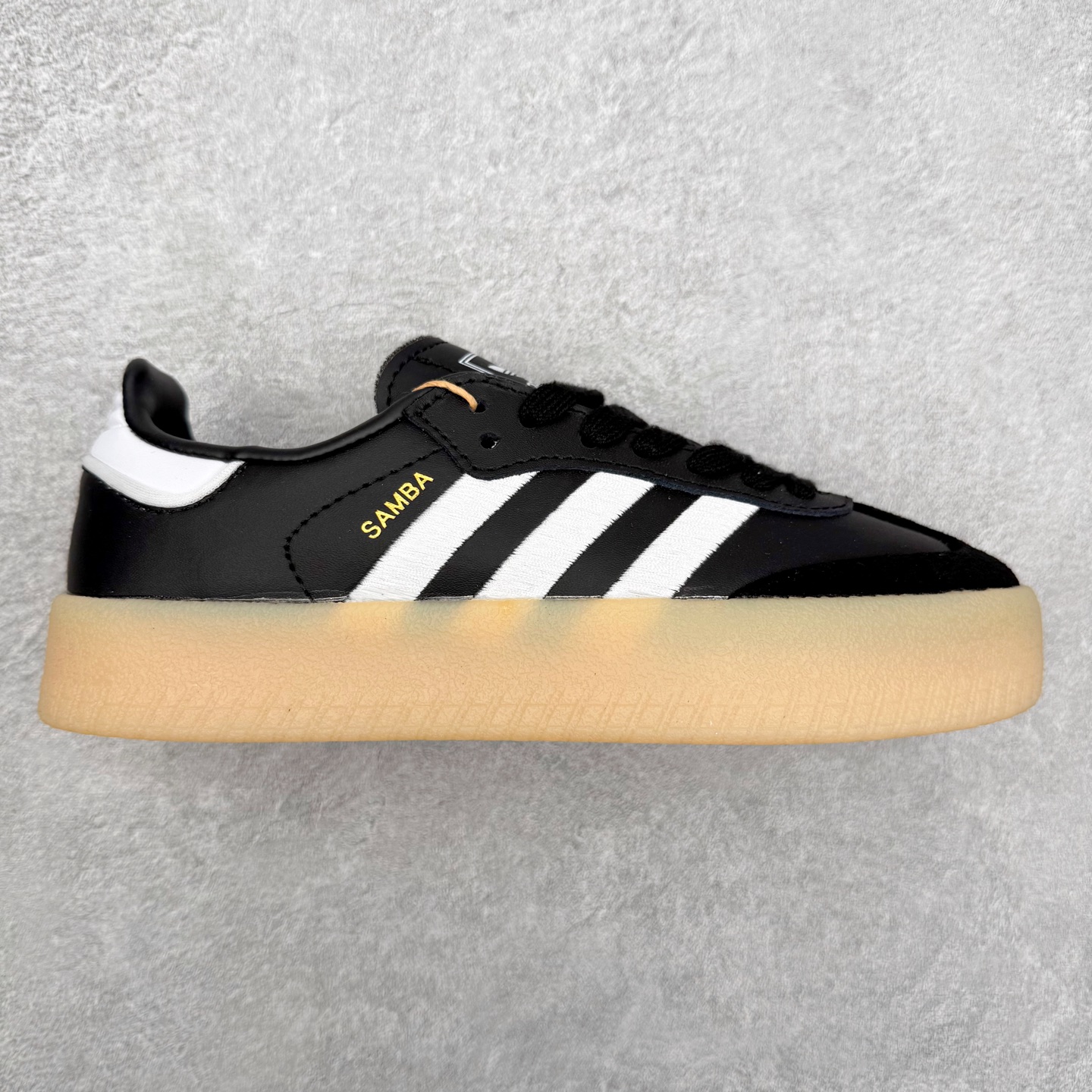 图片[9]-＃福利特价 AD Samba XLG 桑巴舞加大厚底版系列德训风百搭松糕休闲运动板鞋生胶底 自Originals Samba成功借势Blokecore风潮一跃成为街头巷尾的焦点鞋款后,不论是围绕Samba本身打造的各式「变种版本」,还是以Samba为蓝本打造联名鞋款,都成为了时尚潮流人士日常穿搭首选。Samba XLG是adidas Originals不断扩展XLG系列的一部分,旨在与年轻文化相契合,迎合那些希望通过个性时尚表达自我而不愿牺牲舒适度的年轻群体。街头时尚领域的Gen Z特别偏爱宽松的穿着风格。Samba XLG针对这一点做了创新。它在延续Samba OG经典设计的基础上,迎合年轻群体的穿着习惯,重塑为宽大的鞋身比例轮廓以及加厚中底,让消费者轻松展示自己独特的风格。全新的Samba XLG系列不仅迎合了当下年轻群体的穿搭习惯,加宽了鞋身比例以及将中底进一步增厚,在视觉比例上更加饱满,同时还保留了经典Samba的细节,这样一来,鞋迷朋友在穿搭上不仅能更加个性化,而且还能延续一定的复古感受。尺码：36 36⅔ 37⅓ 38 38⅔ 39⅓ 40 40⅔ 41⅓ 42 42⅔ 43⅓ 44 45-选品中心
