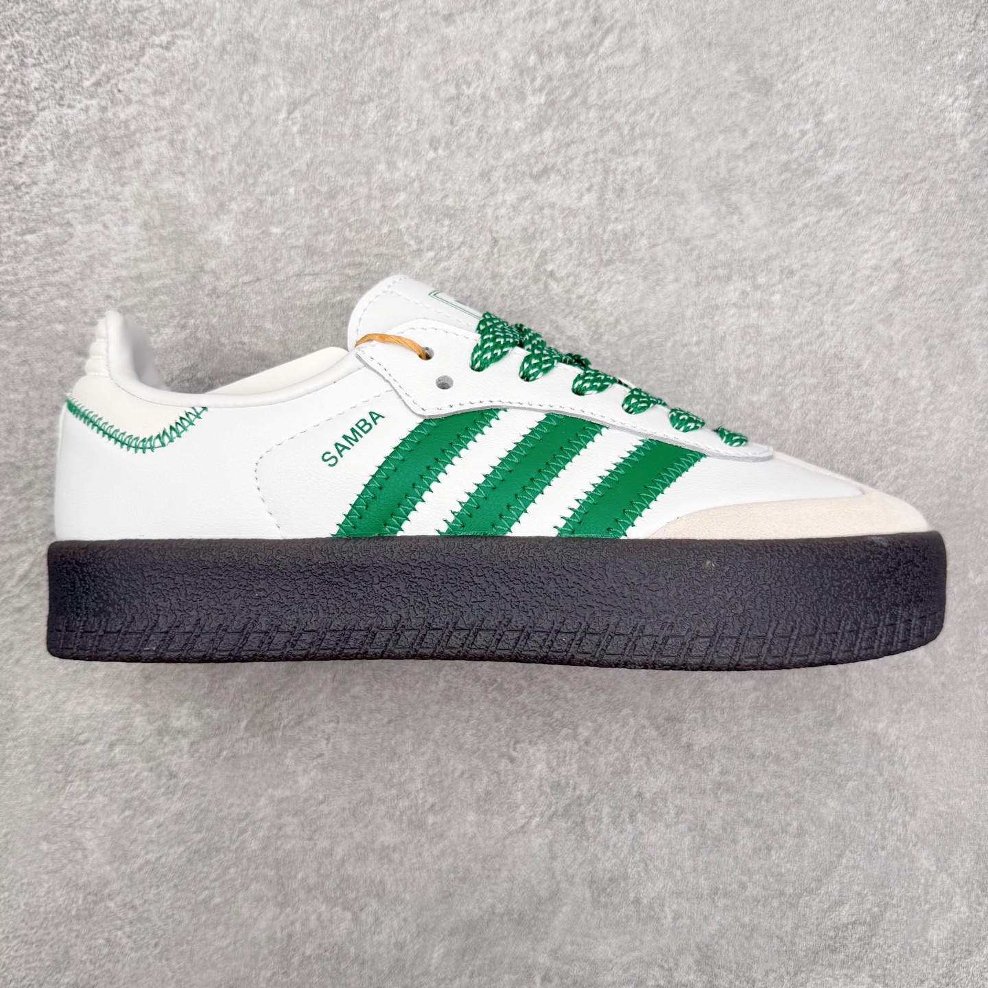 图片[11]-＃福利特价 AD Samba XLG 桑巴舞加大厚底版系列德训风百搭松糕休闲运动板鞋生胶底 自Originals Samba成功借势Blokecore风潮一跃成为街头巷尾的焦点鞋款后,不论是围绕Samba本身打造的各式「变种版本」,还是以Samba为蓝本打造联名鞋款,都成为了时尚潮流人士日常穿搭首选。Samba XLG是adidas Originals不断扩展XLG系列的一部分,旨在与年轻文化相契合,迎合那些希望通过个性时尚表达自我而不愿牺牲舒适度的年轻群体。街头时尚领域的Gen Z特别偏爱宽松的穿着风格。Samba XLG针对这一点做了创新。它在延续Samba OG经典设计的基础上,迎合年轻群体的穿着习惯,重塑为宽大的鞋身比例轮廓以及加厚中底,让消费者轻松展示自己独特的风格。全新的Samba XLG系列不仅迎合了当下年轻群体的穿搭习惯,加宽了鞋身比例以及将中底进一步增厚,在视觉比例上更加饱满,同时还保留了经典Samba的细节,这样一来,鞋迷朋友在穿搭上不仅能更加个性化,而且还能延续一定的复古感受。尺码：36 36⅔ 37⅓ 38 38⅔ 39⅓ 40 40⅔ 41⅓ 42 42⅔ 43⅓ 44 45-选品中心