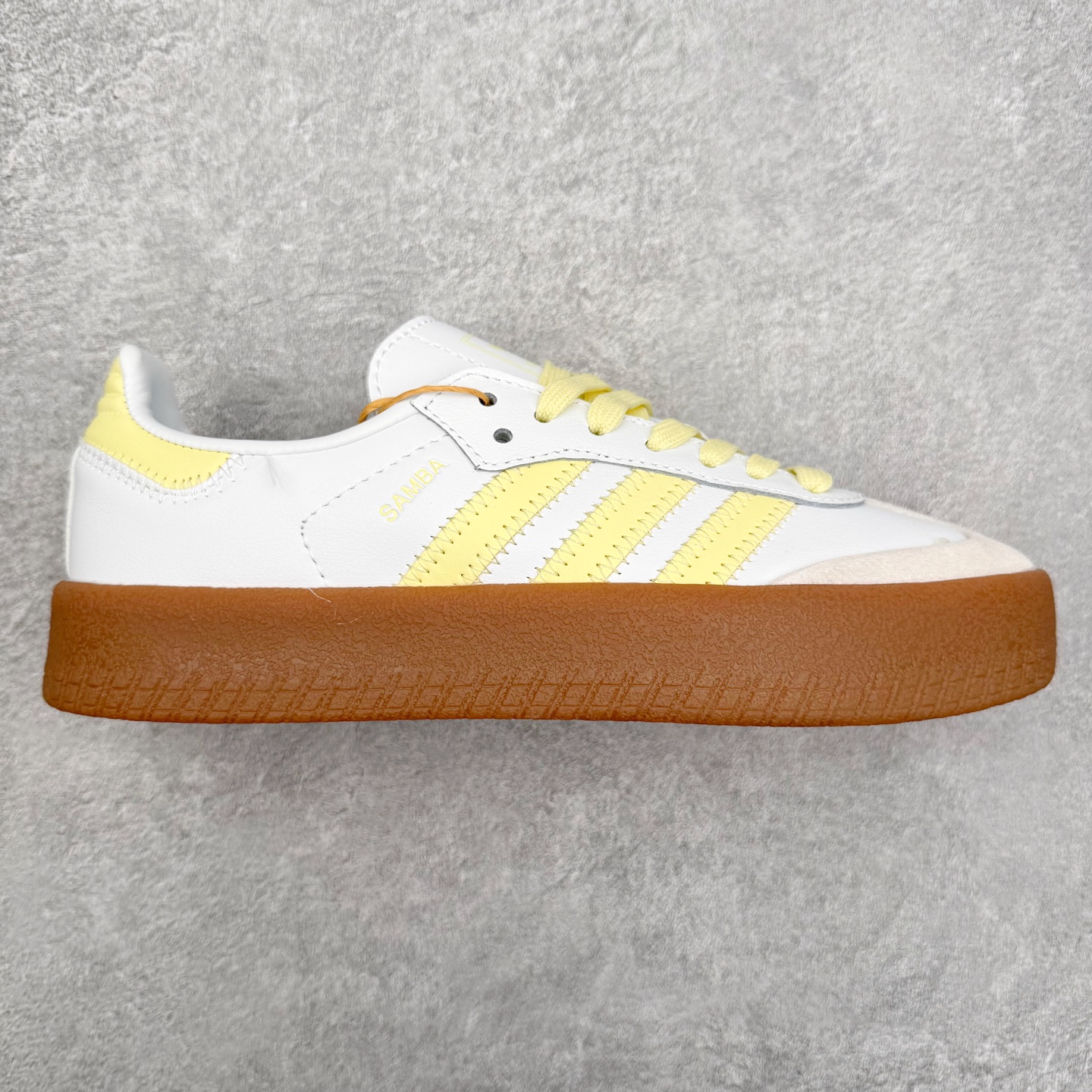 图片[14]-＃福利特价 AD Samba XLG 桑巴舞加大厚底版系列德训风百搭松糕休闲运动板鞋生胶底 自Originals Samba成功借势Blokecore风潮一跃成为街头巷尾的焦点鞋款后,不论是围绕Samba本身打造的各式「变种版本」,还是以Samba为蓝本打造联名鞋款,都成为了时尚潮流人士日常穿搭首选。Samba XLG是adidas Originals不断扩展XLG系列的一部分,旨在与年轻文化相契合,迎合那些希望通过个性时尚表达自我而不愿牺牲舒适度的年轻群体。街头时尚领域的Gen Z特别偏爱宽松的穿着风格。Samba XLG针对这一点做了创新。它在延续Samba OG经典设计的基础上,迎合年轻群体的穿着习惯,重塑为宽大的鞋身比例轮廓以及加厚中底,让消费者轻松展示自己独特的风格。全新的Samba XLG系列不仅迎合了当下年轻群体的穿搭习惯,加宽了鞋身比例以及将中底进一步增厚,在视觉比例上更加饱满,同时还保留了经典Samba的细节,这样一来,鞋迷朋友在穿搭上不仅能更加个性化,而且还能延续一定的复古感受。尺码：36 36⅔ 37⅓ 38 38⅔ 39⅓ 40 40⅔ 41⅓ 42 42⅔ 43⅓ 44 45-选品中心