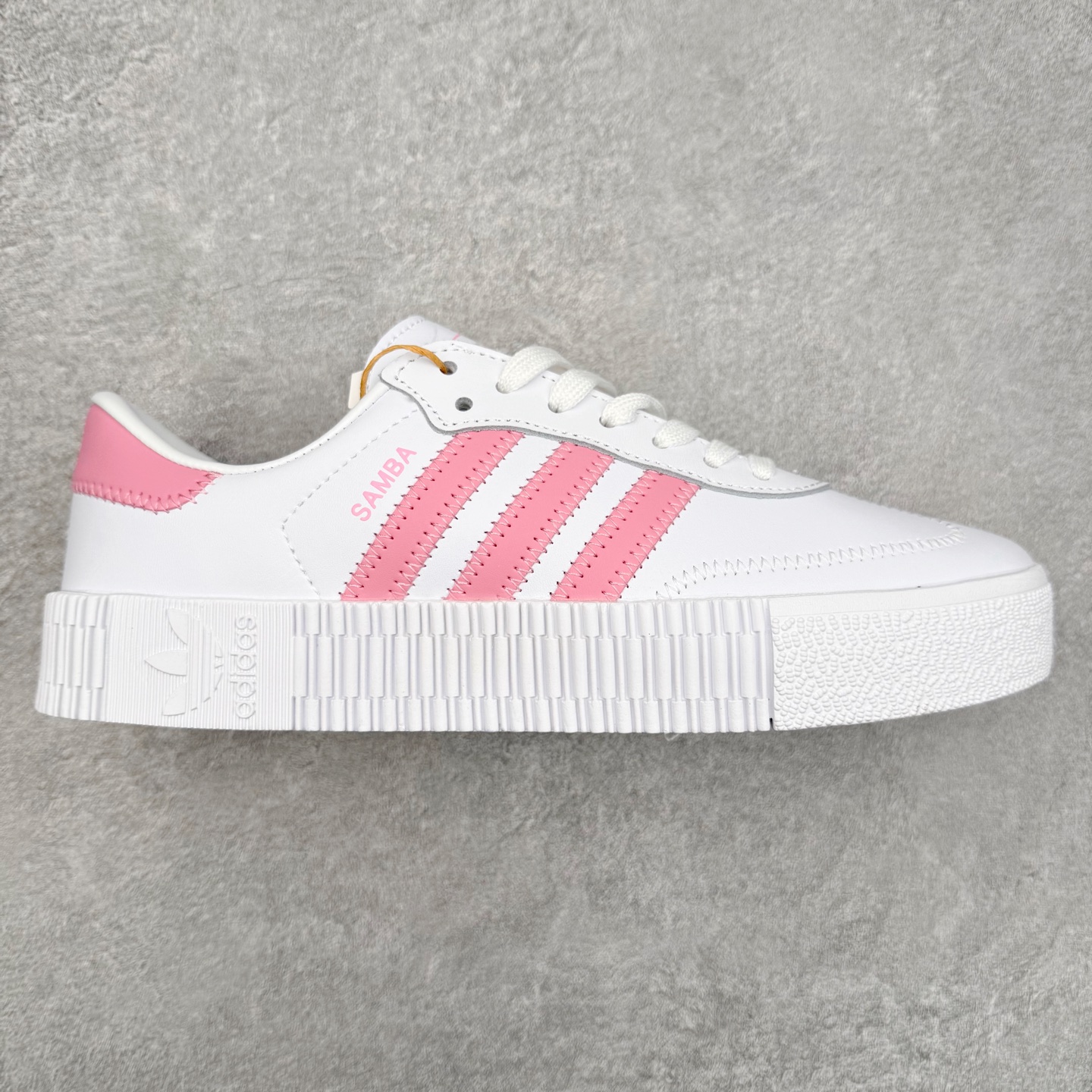 图片[4]-＃福利特价 AD Samba XLG 桑巴舞加大厚底版系列德训风百搭松糕休闲运动板鞋生胶底 自Originals Samba成功借势Blokecore风潮一跃成为街头巷尾的焦点鞋款后,不论是围绕Samba本身打造的各式「变种版本」,还是以Samba为蓝本打造联名鞋款,都成为了时尚潮流人士日常穿搭首选。Samba XLG是adidas Originals不断扩展XLG系列的一部分,旨在与年轻文化相契合,迎合那些希望通过个性时尚表达自我而不愿牺牲舒适度的年轻群体。街头时尚领域的Gen Z特别偏爱宽松的穿着风格。Samba XLG针对这一点做了创新。它在延续Samba OG经典设计的基础上,迎合年轻群体的穿着习惯,重塑为宽大的鞋身比例轮廓以及加厚中底,让消费者轻松展示自己独特的风格。全新的Samba XLG系列不仅迎合了当下年轻群体的穿搭习惯,加宽了鞋身比例以及将中底进一步增厚,在视觉比例上更加饱满,同时还保留了经典Samba的细节,这样一来,鞋迷朋友在穿搭上不仅能更加个性化,而且还能延续一定的复古感受。尺码：36 36⅔ 37⅓ 38 38⅔ 39⅓ 40 40⅔ 41⅓ 42 42⅔ 43⅓ 44 45-选品中心