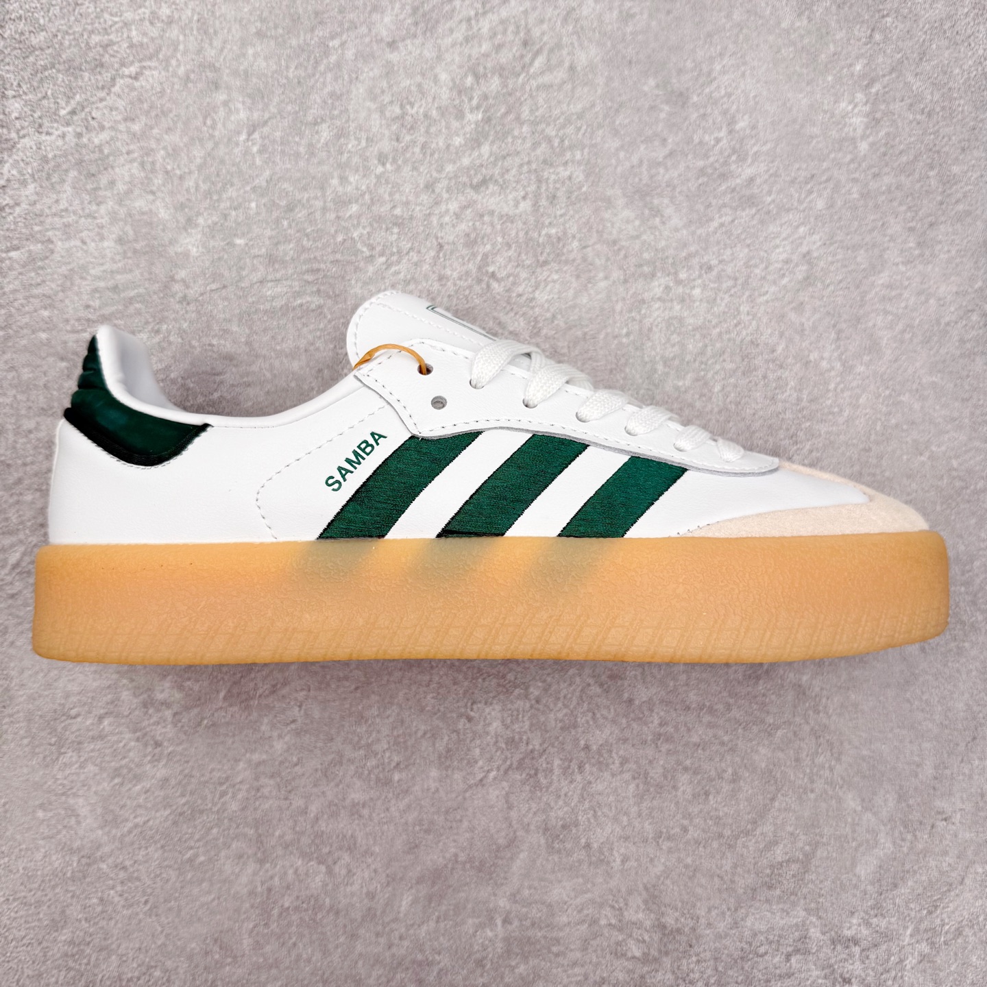 图片[12]-＃福利特价 AD Samba XLG 桑巴舞加大厚底版系列德训风百搭松糕休闲运动板鞋生胶底 自Originals Samba成功借势Blokecore风潮一跃成为街头巷尾的焦点鞋款后,不论是围绕Samba本身打造的各式「变种版本」,还是以Samba为蓝本打造联名鞋款,都成为了时尚潮流人士日常穿搭首选。Samba XLG是adidas Originals不断扩展XLG系列的一部分,旨在与年轻文化相契合,迎合那些希望通过个性时尚表达自我而不愿牺牲舒适度的年轻群体。街头时尚领域的Gen Z特别偏爱宽松的穿着风格。Samba XLG针对这一点做了创新。它在延续Samba OG经典设计的基础上,迎合年轻群体的穿着习惯,重塑为宽大的鞋身比例轮廓以及加厚中底,让消费者轻松展示自己独特的风格。全新的Samba XLG系列不仅迎合了当下年轻群体的穿搭习惯,加宽了鞋身比例以及将中底进一步增厚,在视觉比例上更加饱满,同时还保留了经典Samba的细节,这样一来,鞋迷朋友在穿搭上不仅能更加个性化,而且还能延续一定的复古感受。尺码：36 36⅔ 37⅓ 38 38⅔ 39⅓ 40 40⅔ 41⅓ 42 42⅔ 43⅓ 44 45-选品中心