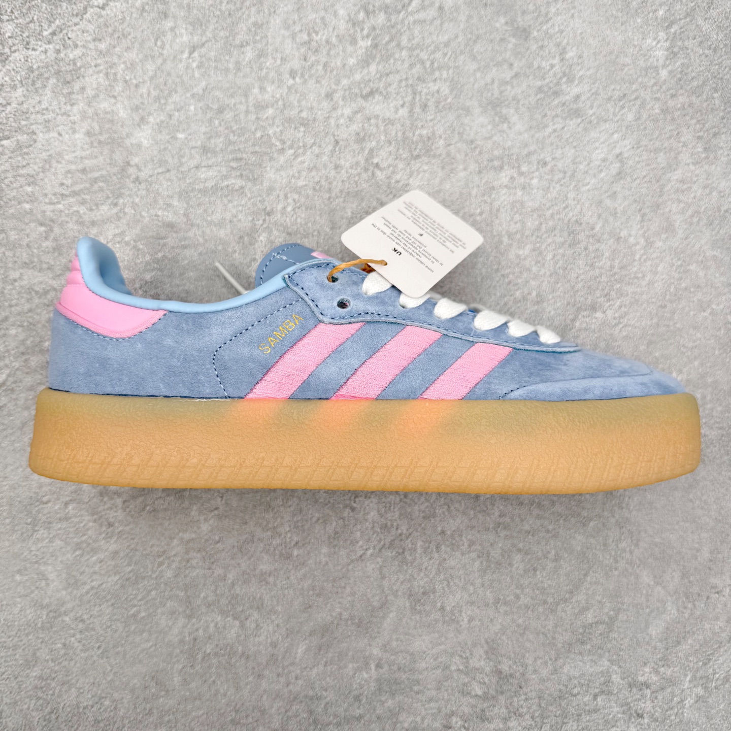 图片[5]-＃福利特价 AD Samba XLG 桑巴舞加大厚底版系列德训风百搭松糕休闲运动板鞋生胶底 自Originals Samba成功借势Blokecore风潮一跃成为街头巷尾的焦点鞋款后,不论是围绕Samba本身打造的各式「变种版本」,还是以Samba为蓝本打造联名鞋款,都成为了时尚潮流人士日常穿搭首选。Samba XLG是adidas Originals不断扩展XLG系列的一部分,旨在与年轻文化相契合,迎合那些希望通过个性时尚表达自我而不愿牺牲舒适度的年轻群体。街头时尚领域的Gen Z特别偏爱宽松的穿着风格。Samba XLG针对这一点做了创新。它在延续Samba OG经典设计的基础上,迎合年轻群体的穿着习惯,重塑为宽大的鞋身比例轮廓以及加厚中底,让消费者轻松展示自己独特的风格。全新的Samba XLG系列不仅迎合了当下年轻群体的穿搭习惯,加宽了鞋身比例以及将中底进一步增厚,在视觉比例上更加饱满,同时还保留了经典Samba的细节,这样一来,鞋迷朋友在穿搭上不仅能更加个性化,而且还能延续一定的复古感受。尺码：36 36⅔ 37⅓ 38 38⅔ 39⅓ 40 40⅔ 41⅓ 42 42⅔ 43⅓ 44 45-选品中心