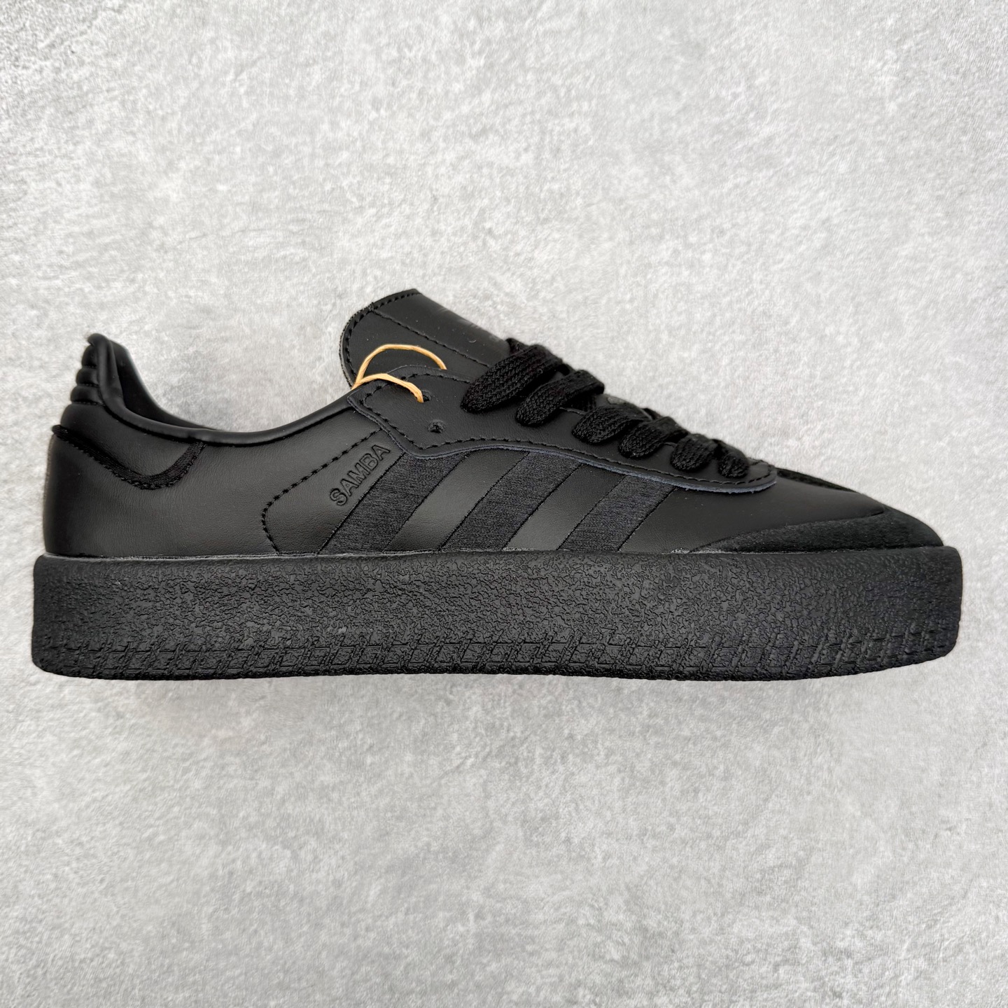 图片[7]-＃福利特价 AD Samba XLG 桑巴舞加大厚底版系列德训风百搭松糕休闲运动板鞋生胶底 自Originals Samba成功借势Blokecore风潮一跃成为街头巷尾的焦点鞋款后,不论是围绕Samba本身打造的各式「变种版本」,还是以Samba为蓝本打造联名鞋款,都成为了时尚潮流人士日常穿搭首选。Samba XLG是adidas Originals不断扩展XLG系列的一部分,旨在与年轻文化相契合,迎合那些希望通过个性时尚表达自我而不愿牺牲舒适度的年轻群体。街头时尚领域的Gen Z特别偏爱宽松的穿着风格。Samba XLG针对这一点做了创新。它在延续Samba OG经典设计的基础上,迎合年轻群体的穿着习惯,重塑为宽大的鞋身比例轮廓以及加厚中底,让消费者轻松展示自己独特的风格。全新的Samba XLG系列不仅迎合了当下年轻群体的穿搭习惯,加宽了鞋身比例以及将中底进一步增厚,在视觉比例上更加饱满,同时还保留了经典Samba的细节,这样一来,鞋迷朋友在穿搭上不仅能更加个性化,而且还能延续一定的复古感受。尺码：36 36⅔ 37⅓ 38 38⅔ 39⅓ 40 40⅔ 41⅓ 42 42⅔ 43⅓ 44 45-选品中心
