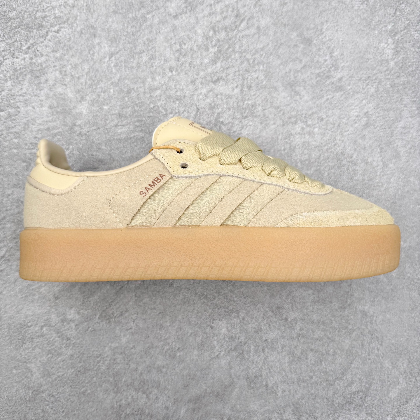 图片[13]-＃福利特价 AD Samba XLG 桑巴舞加大厚底版系列德训风百搭松糕休闲运动板鞋生胶底 自Originals Samba成功借势Blokecore风潮一跃成为街头巷尾的焦点鞋款后,不论是围绕Samba本身打造的各式「变种版本」,还是以Samba为蓝本打造联名鞋款,都成为了时尚潮流人士日常穿搭首选。Samba XLG是adidas Originals不断扩展XLG系列的一部分,旨在与年轻文化相契合,迎合那些希望通过个性时尚表达自我而不愿牺牲舒适度的年轻群体。街头时尚领域的Gen Z特别偏爱宽松的穿着风格。Samba XLG针对这一点做了创新。它在延续Samba OG经典设计的基础上,迎合年轻群体的穿着习惯,重塑为宽大的鞋身比例轮廓以及加厚中底,让消费者轻松展示自己独特的风格。全新的Samba XLG系列不仅迎合了当下年轻群体的穿搭习惯,加宽了鞋身比例以及将中底进一步增厚,在视觉比例上更加饱满,同时还保留了经典Samba的细节,这样一来,鞋迷朋友在穿搭上不仅能更加个性化,而且还能延续一定的复古感受。尺码：36 36⅔ 37⅓ 38 38⅔ 39⅓ 40 40⅔ 41⅓ 42 42⅔ 43⅓ 44 45-选品中心