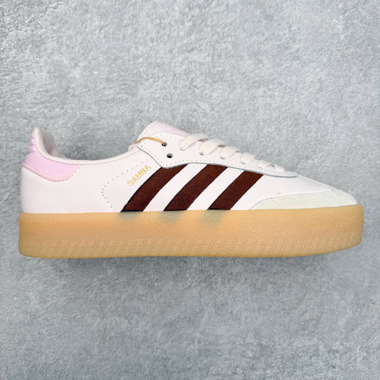 图片[6]-＃福利特价 AD Samba XLG 桑巴舞加大厚底版系列德训风百搭松糕休闲运动板鞋生胶底 自Originals Samba成功借势Blokecore风潮一跃成为街头巷尾的焦点鞋款后,不论是围绕Samba本身打造的各式「变种版本」,还是以Samba为蓝本打造联名鞋款,都成为了时尚潮流人士日常穿搭首选。Samba XLG是adidas Originals不断扩展XLG系列的一部分,旨在与年轻文化相契合,迎合那些希望通过个性时尚表达自我而不愿牺牲舒适度的年轻群体。街头时尚领域的Gen Z特别偏爱宽松的穿着风格。Samba XLG针对这一点做了创新。它在延续Samba OG经典设计的基础上,迎合年轻群体的穿着习惯,重塑为宽大的鞋身比例轮廓以及加厚中底,让消费者轻松展示自己独特的风格。全新的Samba XLG系列不仅迎合了当下年轻群体的穿搭习惯,加宽了鞋身比例以及将中底进一步增厚,在视觉比例上更加饱满,同时还保留了经典Samba的细节,这样一来,鞋迷朋友在穿搭上不仅能更加个性化,而且还能延续一定的复古感受。尺码：36 36⅔ 37⅓ 38 38⅔ 39⅓ 40 40⅔ 41⅓ 42 42⅔ 43⅓ 44 45-选品中心