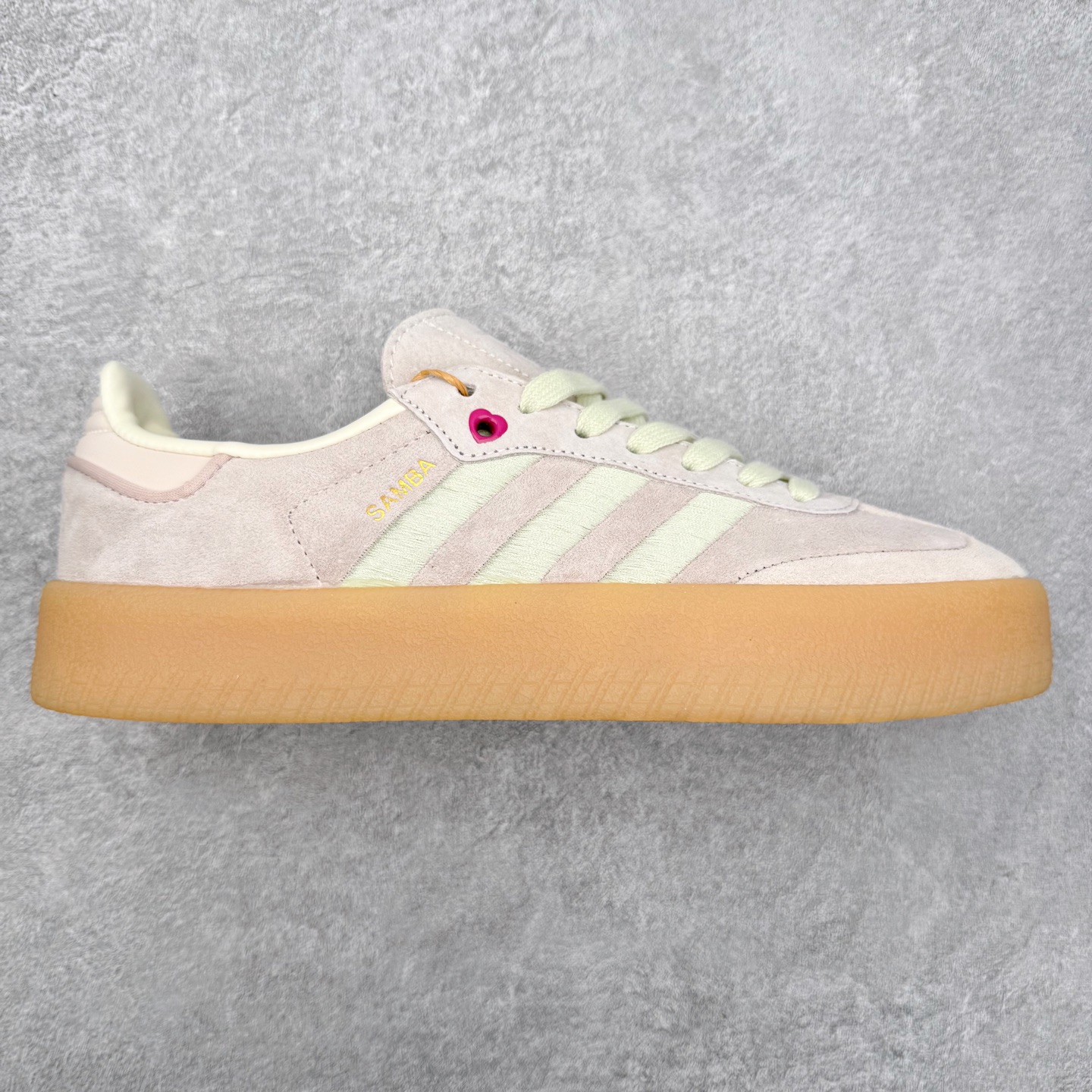 图片[8]-＃福利特价 AD Samba XLG 桑巴舞加大厚底版系列德训风百搭松糕休闲运动板鞋生胶底 自Originals Samba成功借势Blokecore风潮一跃成为街头巷尾的焦点鞋款后,不论是围绕Samba本身打造的各式「变种版本」,还是以Samba为蓝本打造联名鞋款,都成为了时尚潮流人士日常穿搭首选。Samba XLG是adidas Originals不断扩展XLG系列的一部分,旨在与年轻文化相契合,迎合那些希望通过个性时尚表达自我而不愿牺牲舒适度的年轻群体。街头时尚领域的Gen Z特别偏爱宽松的穿着风格。Samba XLG针对这一点做了创新。它在延续Samba OG经典设计的基础上,迎合年轻群体的穿着习惯,重塑为宽大的鞋身比例轮廓以及加厚中底,让消费者轻松展示自己独特的风格。全新的Samba XLG系列不仅迎合了当下年轻群体的穿搭习惯,加宽了鞋身比例以及将中底进一步增厚,在视觉比例上更加饱满,同时还保留了经典Samba的细节,这样一来,鞋迷朋友在穿搭上不仅能更加个性化,而且还能延续一定的复古感受。尺码：36 36⅔ 37⅓ 38 38⅔ 39⅓ 40 40⅔ 41⅓ 42 42⅔ 43⅓ 44 45-选品中心