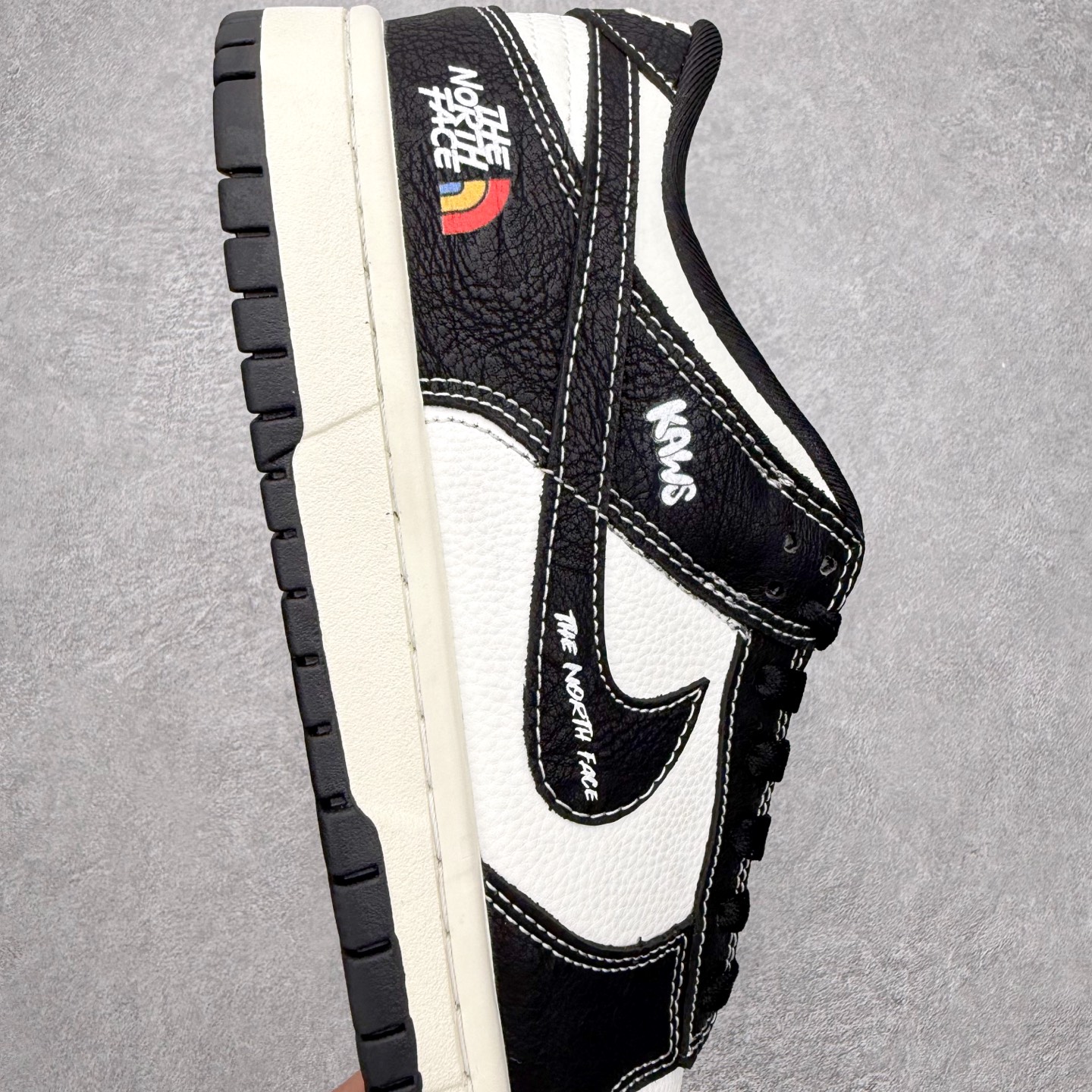 图片[6]-NK Dunk Low 定制配色 YY9511-915 大厂出品 极力推荐 原装头层材料 独家版型蒸餾加工帶來的是更好的视觉和脚感体验大厂纯原品质出货 清洁度 电绣工艺 皮料切割干净无任何毛边 细节完美 实拍调校N版已经零色差零失真 百分百还原实物色彩所见即所得 不存在货不对板色差等低级问题 选购参考实物拍摄 不混卖不参货 只用心做好货严格选品 承诺混一赔十 尺码：36 36.5 37.5 38 38.5 39 40 40.5 41 42 42.5 43 44 44.5 45-选品中心