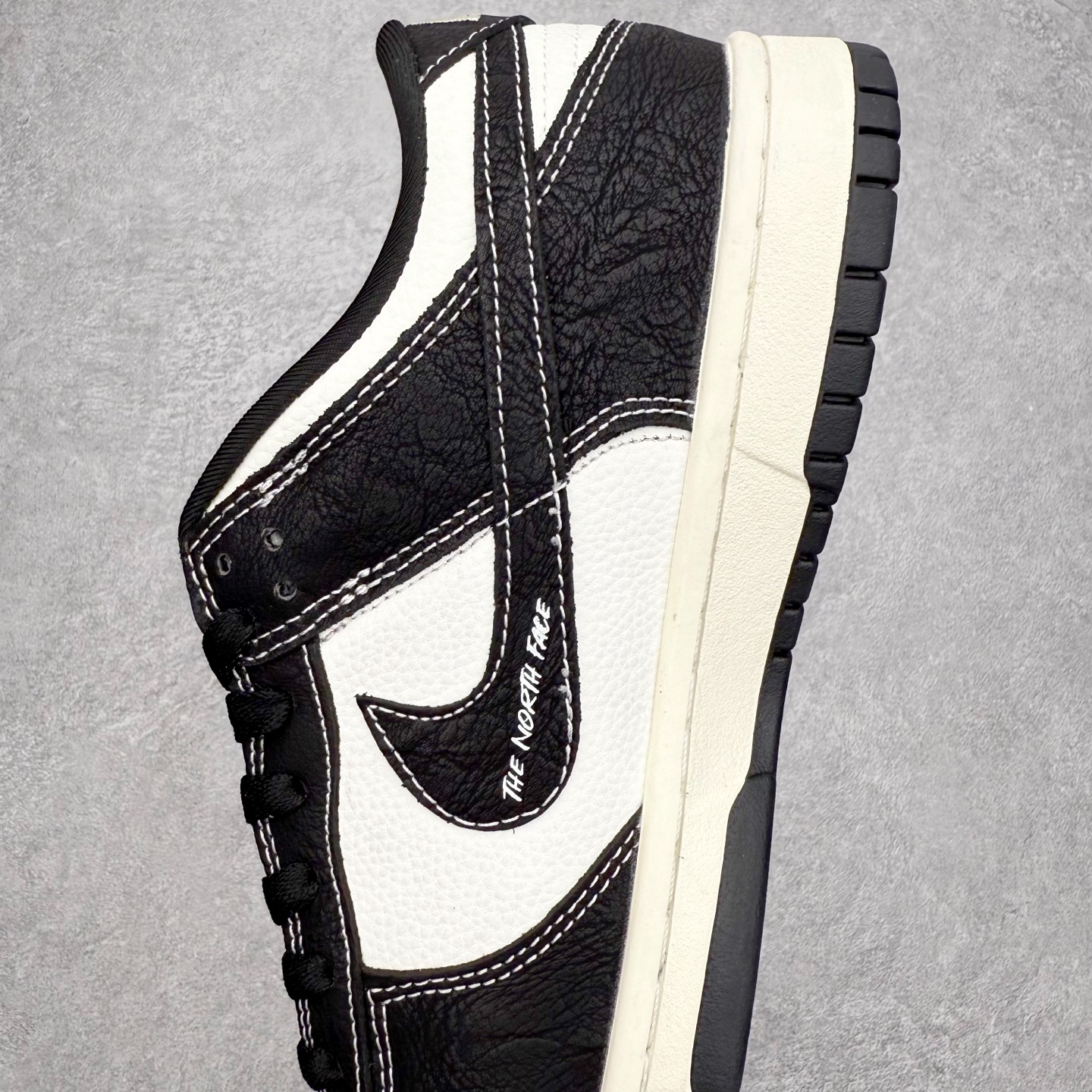 图片[7]-NK Dunk Low 定制配色 YY9511-915 大厂出品 极力推荐 原装头层材料 独家版型蒸餾加工帶來的是更好的视觉和脚感体验大厂纯原品质出货 清洁度 电绣工艺 皮料切割干净无任何毛边 细节完美 实拍调校N版已经零色差零失真 百分百还原实物色彩所见即所得 不存在货不对板色差等低级问题 选购参考实物拍摄 不混卖不参货 只用心做好货严格选品 承诺混一赔十 尺码：36 36.5 37.5 38 38.5 39 40 40.5 41 42 42.5 43 44 44.5 45-选品中心