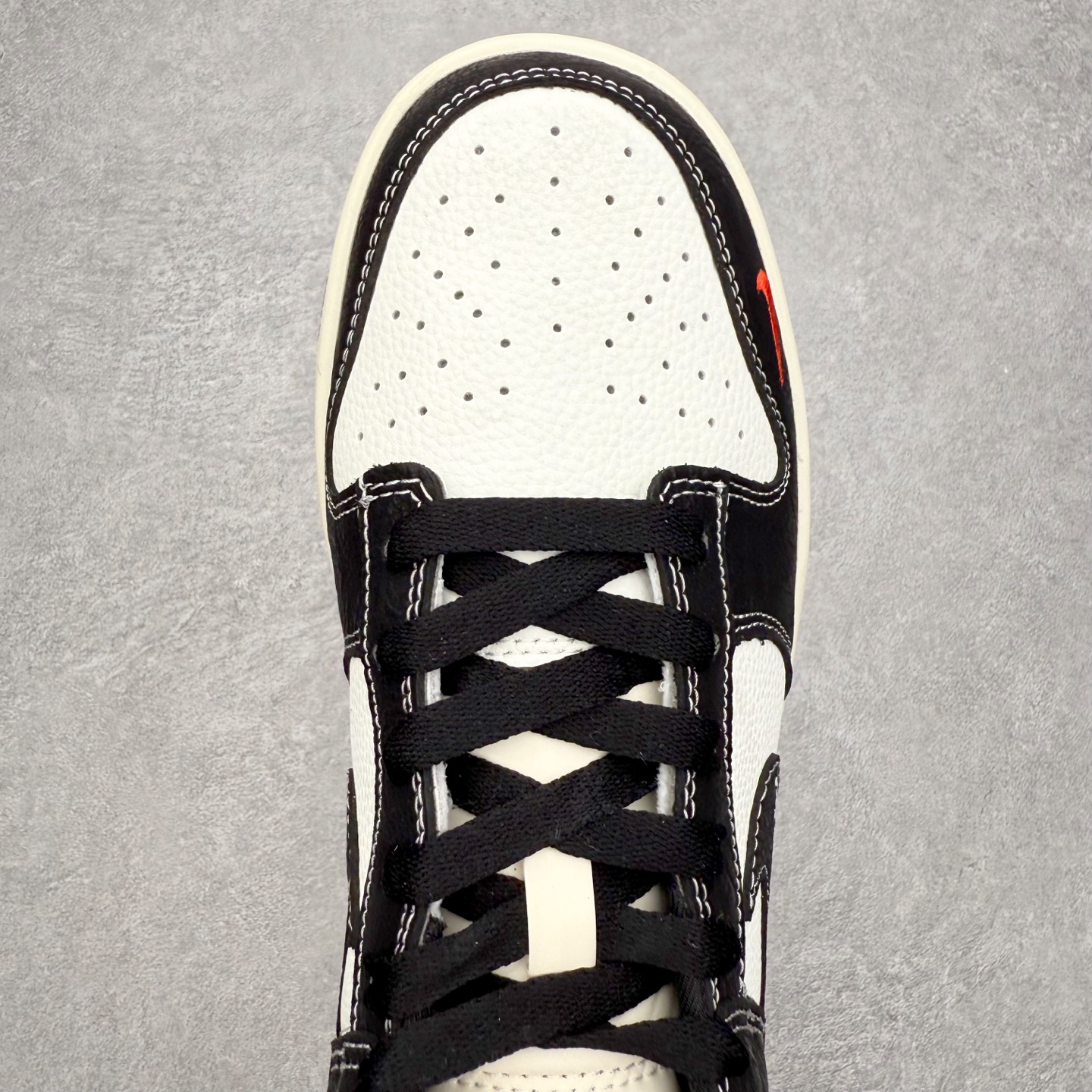 图片[4]-NK Dunk Low 定制配色 YY9511-915 大厂出品 极力推荐 原装头层材料 独家版型蒸餾加工帶來的是更好的视觉和脚感体验大厂纯原品质出货 清洁度 电绣工艺 皮料切割干净无任何毛边 细节完美 实拍调校N版已经零色差零失真 百分百还原实物色彩所见即所得 不存在货不对板色差等低级问题 选购参考实物拍摄 不混卖不参货 只用心做好货严格选品 承诺混一赔十 尺码：36 36.5 37.5 38 38.5 39 40 40.5 41 42 42.5 43 44 44.5 45-选品中心