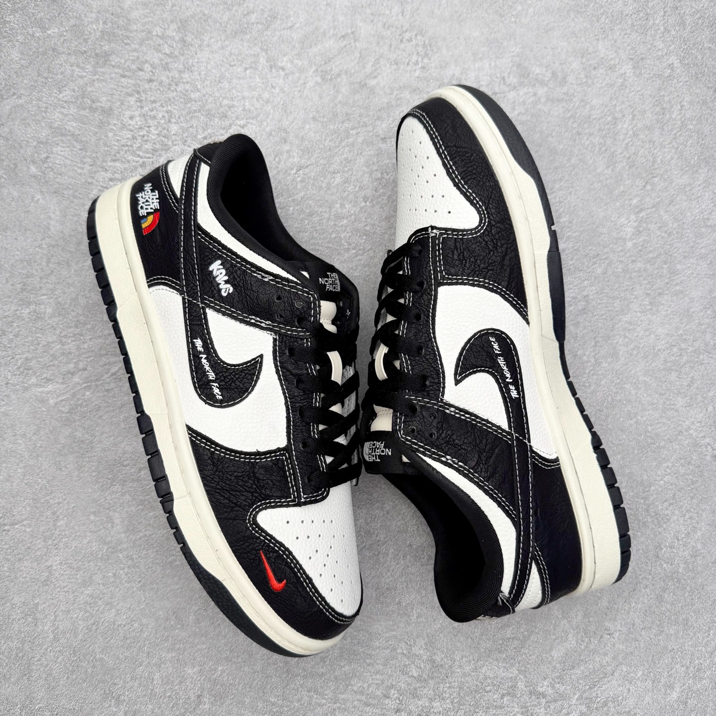 图片[3]-NK Dunk Low 定制配色 YY9511-915 大厂出品 极力推荐 原装头层材料 独家版型蒸餾加工帶來的是更好的视觉和脚感体验大厂纯原品质出货 清洁度 电绣工艺 皮料切割干净无任何毛边 细节完美 实拍调校N版已经零色差零失真 百分百还原实物色彩所见即所得 不存在货不对板色差等低级问题 选购参考实物拍摄 不混卖不参货 只用心做好货严格选品 承诺混一赔十 尺码：36 36.5 37.5 38 38.5 39 40 40.5 41 42 42.5 43 44 44.5 45-选品中心