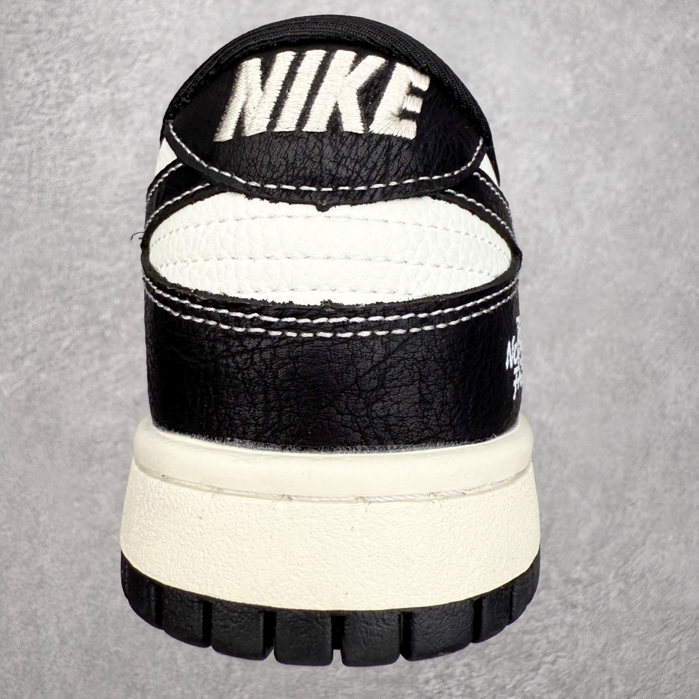 图片[8]-NK Dunk Low 定制配色 YY9511-915 大厂出品 极力推荐 原装头层材料 独家版型蒸餾加工帶來的是更好的视觉和脚感体验大厂纯原品质出货 清洁度 电绣工艺 皮料切割干净无任何毛边 细节完美 实拍调校N版已经零色差零失真 百分百还原实物色彩所见即所得 不存在货不对板色差等低级问题 选购参考实物拍摄 不混卖不参货 只用心做好货严格选品 承诺混一赔十 尺码：36 36.5 37.5 38 38.5 39 40 40.5 41 42 42.5 43 44 44.5 45-选品中心