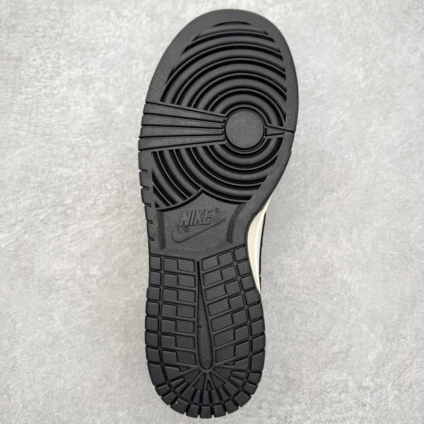 图片[9]-NK Dunk Low 定制配色 YY9511-915 大厂出品 极力推荐 原装头层材料 独家版型蒸餾加工帶來的是更好的视觉和脚感体验大厂纯原品质出货 清洁度 电绣工艺 皮料切割干净无任何毛边 细节完美 实拍调校N版已经零色差零失真 百分百还原实物色彩所见即所得 不存在货不对板色差等低级问题 选购参考实物拍摄 不混卖不参货 只用心做好货严格选品 承诺混一赔十 尺码：36 36.5 37.5 38 38.5 39 40 40.5 41 42 42.5 43 44 44.5 45-选品中心