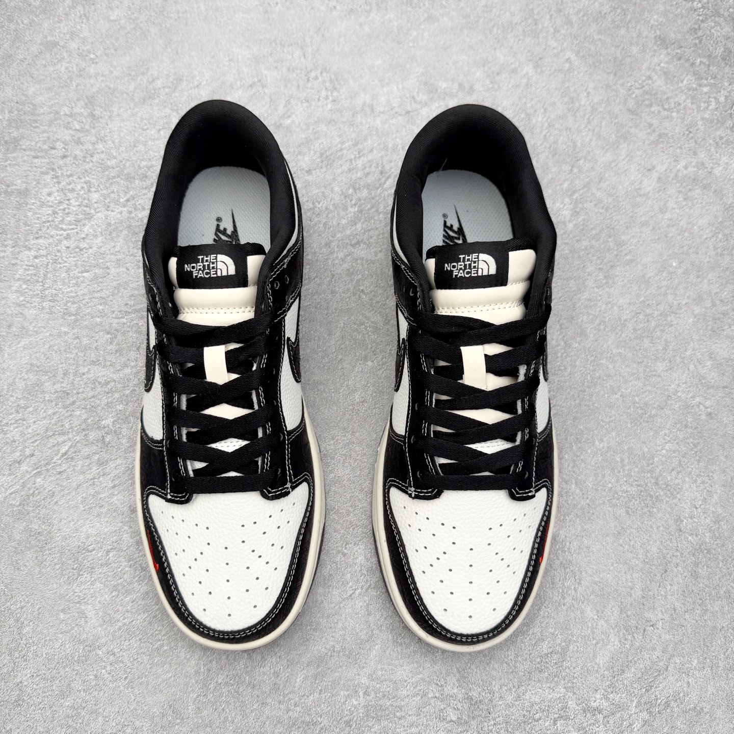 图片[2]-NK Dunk Low 定制配色 YY9511-915 大厂出品 极力推荐 原装头层材料 独家版型蒸餾加工帶來的是更好的视觉和脚感体验大厂纯原品质出货 清洁度 电绣工艺 皮料切割干净无任何毛边 细节完美 实拍调校N版已经零色差零失真 百分百还原实物色彩所见即所得 不存在货不对板色差等低级问题 选购参考实物拍摄 不混卖不参货 只用心做好货严格选品 承诺混一赔十 尺码：36 36.5 37.5 38 38.5 39 40 40.5 41 42 42.5 43 44 44.5 45-选品中心