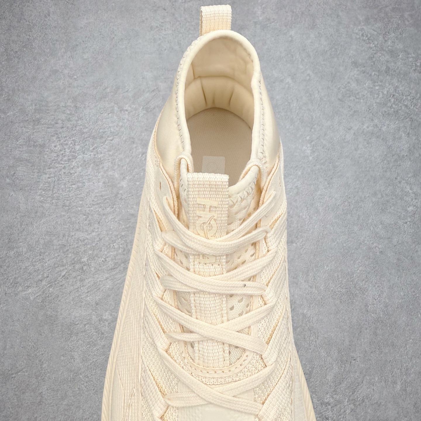 图片[5]-HOKA ONE ONE Kawana Mid 舒适百搭防滑耐磨中帮训练休闲城市通勤跑步鞋 HOKA ONE ONE是来自美国的跑步鞋知名品牌，创立于2009年，始终致力于为所有跑者提供更新、更好的跑步装备。相比常规跑鞋，HOKA ONE ONE特别研发使用性能独特的几何形跑鞋中底，此种鞋底更厚、更高、回弹性也更好，除了卓越的缓冲性能，它还能內各种阶段的跑者带来更具动感、更加稳定的跑步体验。HOKAONE ONE从设计之初就清楚意识到，要保证跑者步幅的均匀一致，双脚自然而然的运动至关重要。尺码：36 36.5 37.5 38 38.5 39 40 40.5 41 42 42.5 43 44 44.5 45-选品中心