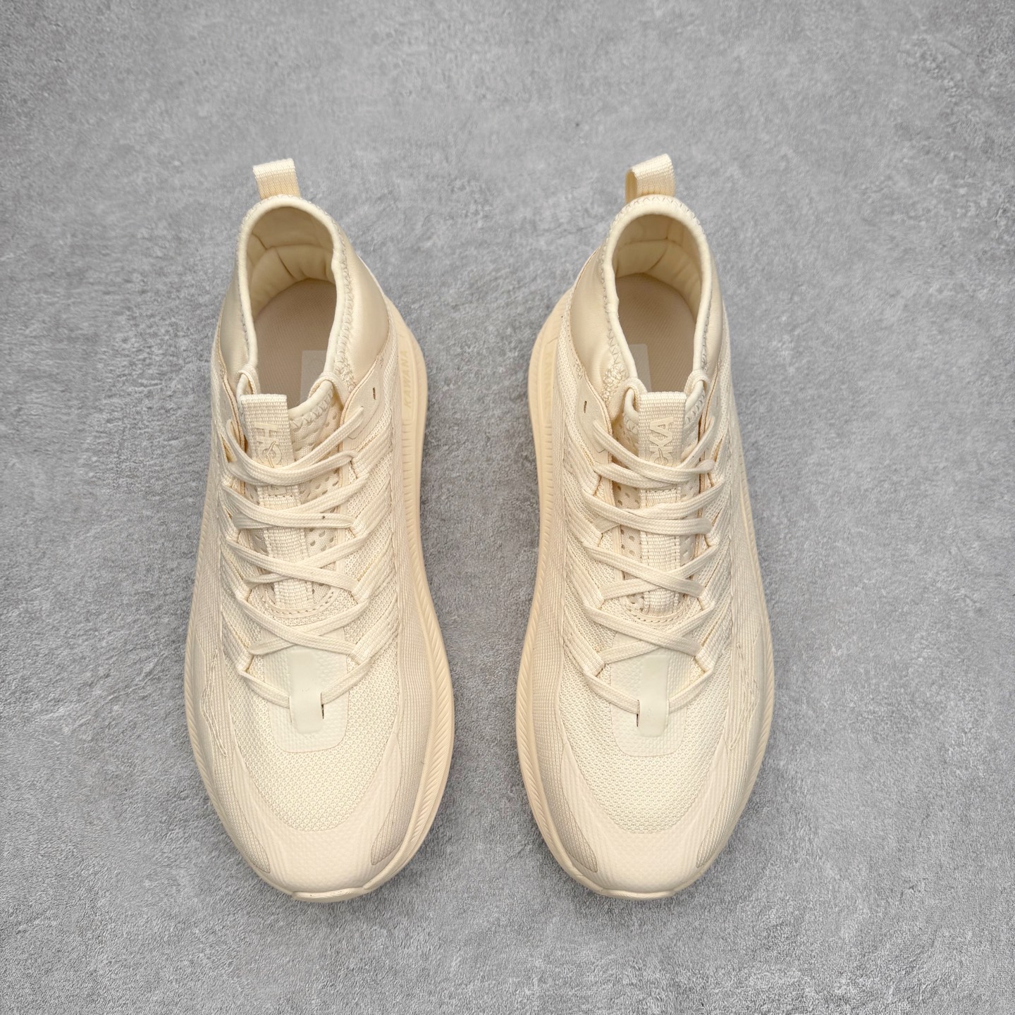 图片[2]-HOKA ONE ONE Kawana Mid 舒适百搭防滑耐磨中帮训练休闲城市通勤跑步鞋 HOKA ONE ONE是来自美国的跑步鞋知名品牌，创立于2009年，始终致力于为所有跑者提供更新、更好的跑步装备。相比常规跑鞋，HOKA ONE ONE特别研发使用性能独特的几何形跑鞋中底，此种鞋底更厚、更高、回弹性也更好，除了卓越的缓冲性能，它还能內各种阶段的跑者带来更具动感、更加稳定的跑步体验。HOKAONE ONE从设计之初就清楚意识到，要保证跑者步幅的均匀一致，双脚自然而然的运动至关重要。尺码：36 36.5 37.5 38 38.5 39 40 40.5 41 42 42.5 43 44 44.5 45-选品中心