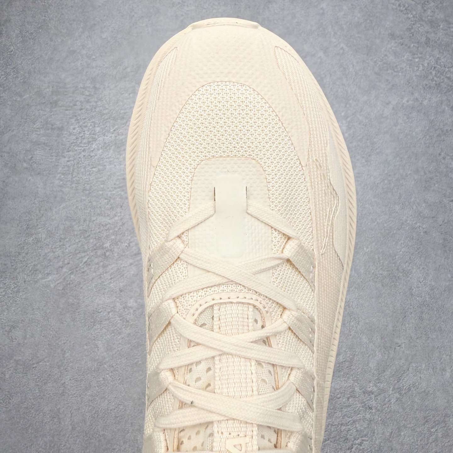 图片[4]-HOKA ONE ONE Kawana Mid 舒适百搭防滑耐磨中帮训练休闲城市通勤跑步鞋 HOKA ONE ONE是来自美国的跑步鞋知名品牌，创立于2009年，始终致力于为所有跑者提供更新、更好的跑步装备。相比常规跑鞋，HOKA ONE ONE特别研发使用性能独特的几何形跑鞋中底，此种鞋底更厚、更高、回弹性也更好，除了卓越的缓冲性能，它还能內各种阶段的跑者带来更具动感、更加稳定的跑步体验。HOKAONE ONE从设计之初就清楚意识到，要保证跑者步幅的均匀一致，双脚自然而然的运动至关重要。尺码：36 36.5 37.5 38 38.5 39 40 40.5 41 42 42.5 43 44 44.5 45-选品中心