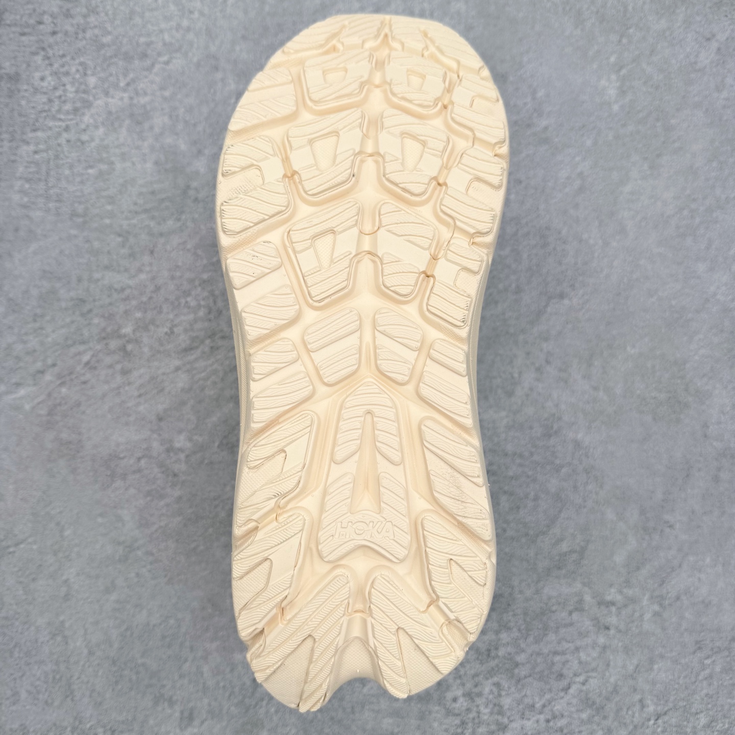 图片[9]-HOKA ONE ONE Kawana Mid 舒适百搭防滑耐磨中帮训练休闲城市通勤跑步鞋 HOKA ONE ONE是来自美国的跑步鞋知名品牌，创立于2009年，始终致力于为所有跑者提供更新、更好的跑步装备。相比常规跑鞋，HOKA ONE ONE特别研发使用性能独特的几何形跑鞋中底，此种鞋底更厚、更高、回弹性也更好，除了卓越的缓冲性能，它还能內各种阶段的跑者带来更具动感、更加稳定的跑步体验。HOKAONE ONE从设计之初就清楚意识到，要保证跑者步幅的均匀一致，双脚自然而然的运动至关重要。尺码：36 36.5 37.5 38 38.5 39 40 40.5 41 42 42.5 43 44 44.5 45-选品中心