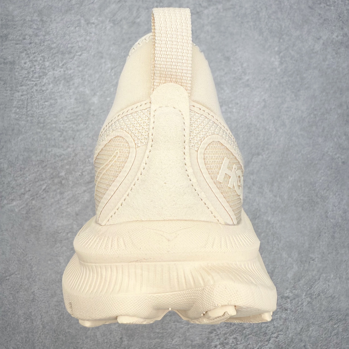 图片[8]-HOKA ONE ONE Kawana Mid 舒适百搭防滑耐磨中帮训练休闲城市通勤跑步鞋 HOKA ONE ONE是来自美国的跑步鞋知名品牌，创立于2009年，始终致力于为所有跑者提供更新、更好的跑步装备。相比常规跑鞋，HOKA ONE ONE特别研发使用性能独特的几何形跑鞋中底，此种鞋底更厚、更高、回弹性也更好，除了卓越的缓冲性能，它还能內各种阶段的跑者带来更具动感、更加稳定的跑步体验。HOKAONE ONE从设计之初就清楚意识到，要保证跑者步幅的均匀一致，双脚自然而然的运动至关重要。尺码：36 36.5 37.5 38 38.5 39 40 40.5 41 42 42.5 43 44 44.5 45-选品中心