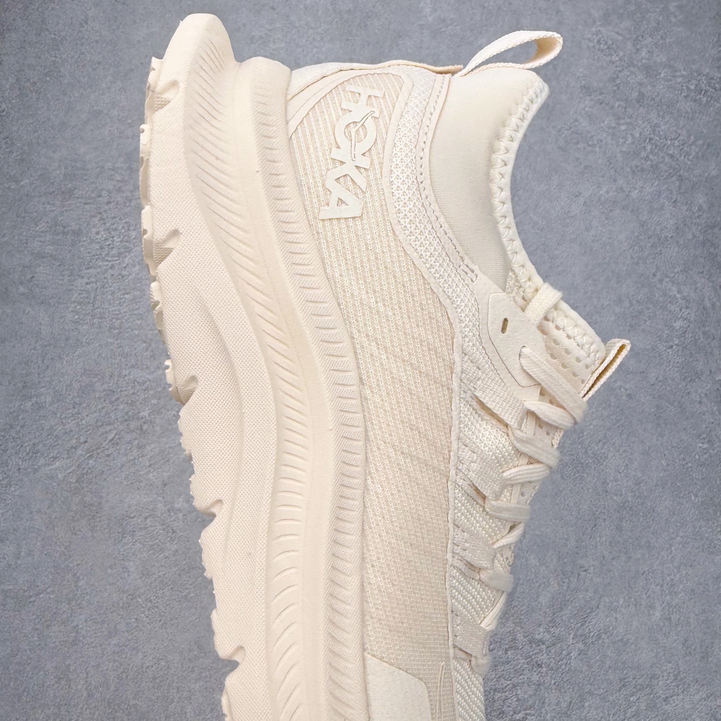 图片[6]-HOKA ONE ONE Kawana Mid 舒适百搭防滑耐磨中帮训练休闲城市通勤跑步鞋 HOKA ONE ONE是来自美国的跑步鞋知名品牌，创立于2009年，始终致力于为所有跑者提供更新、更好的跑步装备。相比常规跑鞋，HOKA ONE ONE特别研发使用性能独特的几何形跑鞋中底，此种鞋底更厚、更高、回弹性也更好，除了卓越的缓冲性能，它还能內各种阶段的跑者带来更具动感、更加稳定的跑步体验。HOKAONE ONE从设计之初就清楚意识到，要保证跑者步幅的均匀一致，双脚自然而然的运动至关重要。尺码：36 36.5 37.5 38 38.5 39 40 40.5 41 42 42.5 43 44 44.5 45-选品中心