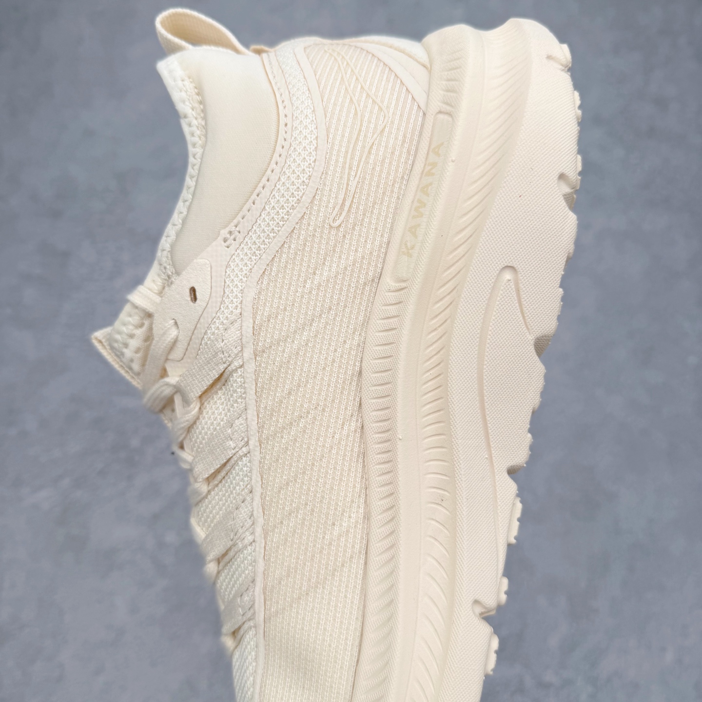 图片[7]-HOKA ONE ONE Kawana Mid 舒适百搭防滑耐磨中帮训练休闲城市通勤跑步鞋 HOKA ONE ONE是来自美国的跑步鞋知名品牌，创立于2009年，始终致力于为所有跑者提供更新、更好的跑步装备。相比常规跑鞋，HOKA ONE ONE特别研发使用性能独特的几何形跑鞋中底，此种鞋底更厚、更高、回弹性也更好，除了卓越的缓冲性能，它还能內各种阶段的跑者带来更具动感、更加稳定的跑步体验。HOKAONE ONE从设计之初就清楚意识到，要保证跑者步幅的均匀一致，双脚自然而然的运动至关重要。尺码：36 36.5 37.5 38 38.5 39 40 40.5 41 42 42.5 43 44 44.5 45-选品中心