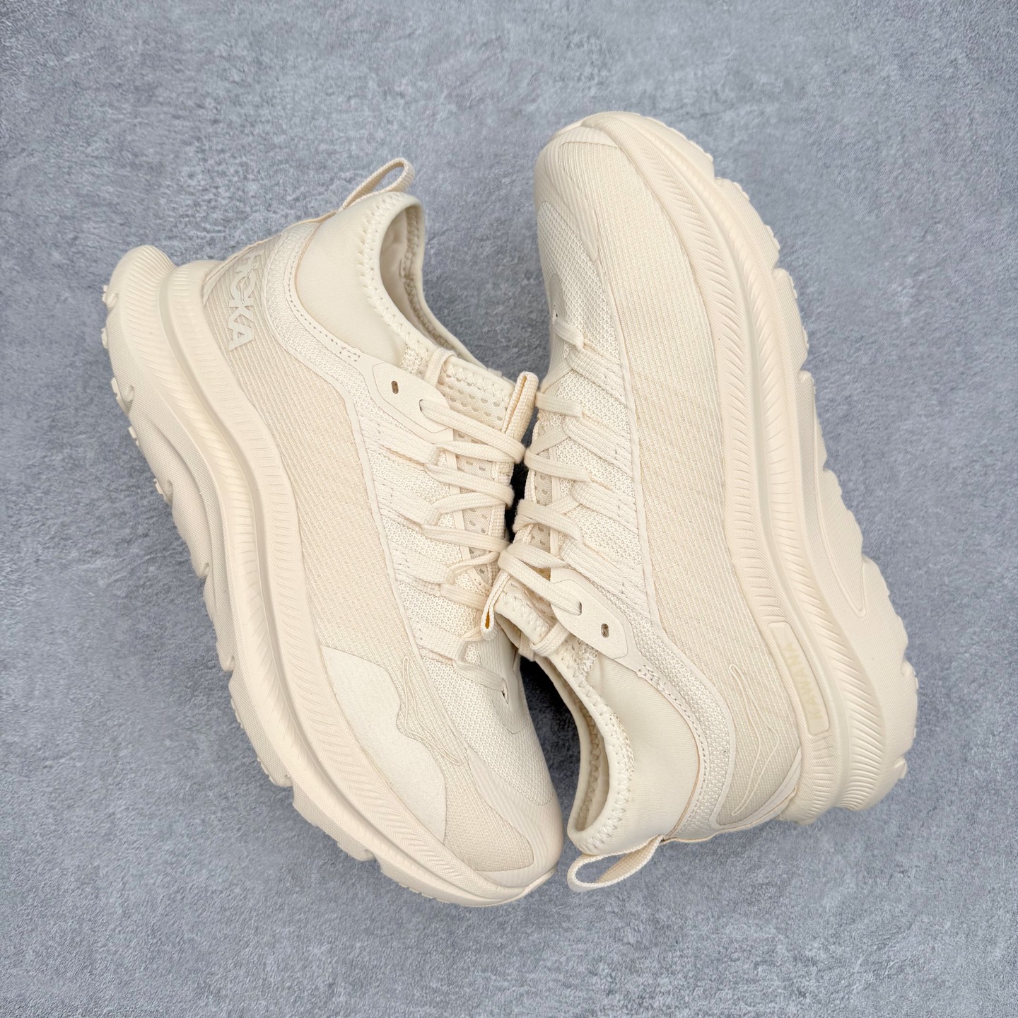 图片[3]-HOKA ONE ONE Kawana Mid 舒适百搭防滑耐磨中帮训练休闲城市通勤跑步鞋 HOKA ONE ONE是来自美国的跑步鞋知名品牌，创立于2009年，始终致力于为所有跑者提供更新、更好的跑步装备。相比常规跑鞋，HOKA ONE ONE特别研发使用性能独特的几何形跑鞋中底，此种鞋底更厚、更高、回弹性也更好，除了卓越的缓冲性能，它还能內各种阶段的跑者带来更具动感、更加稳定的跑步体验。HOKAONE ONE从设计之初就清楚意识到，要保证跑者步幅的均匀一致，双脚自然而然的运动至关重要。尺码：36 36.5 37.5 38 38.5 39 40 40.5 41 42 42.5 43 44 44.5 45-选品中心